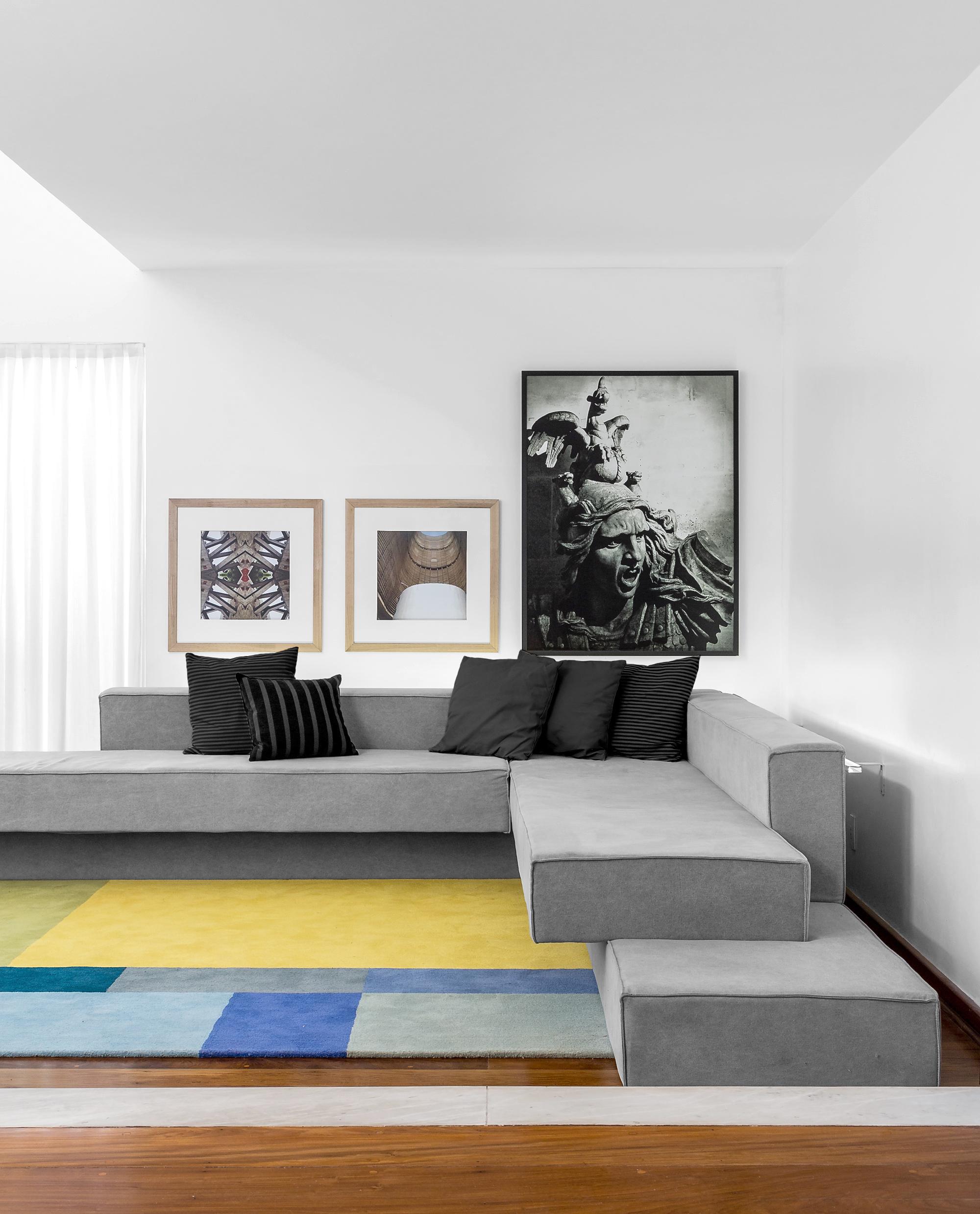 Minimalistisches brasilianisches PK2-Sofa mit gelber Segeltuchpolsterung von Paulo Kobylka im Angebot 1