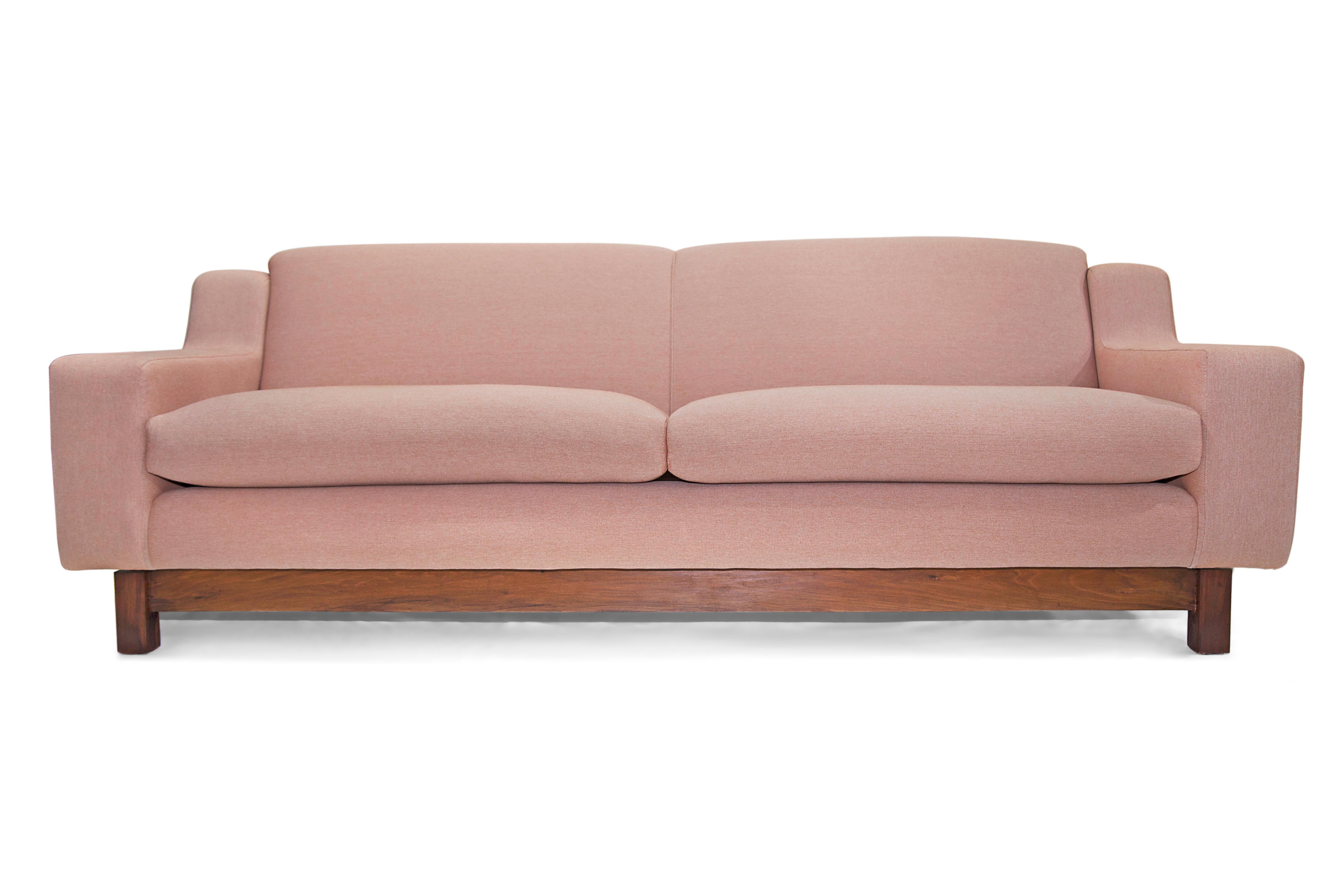 Modernes brasilianisches Sofa aus rosa Leinen und Hartholz, Sergio Rodrigues, 1960  im Zustand „Gut“ im Angebot in New York, NY