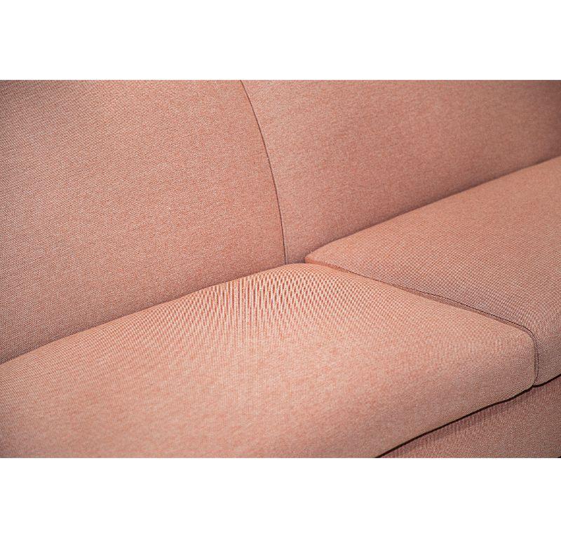 Modernes brasilianisches Sofa aus rosa Leinen und Hartholz, Sergio Rodrigues, 1960  (Mitte des 20. Jahrhunderts) im Angebot