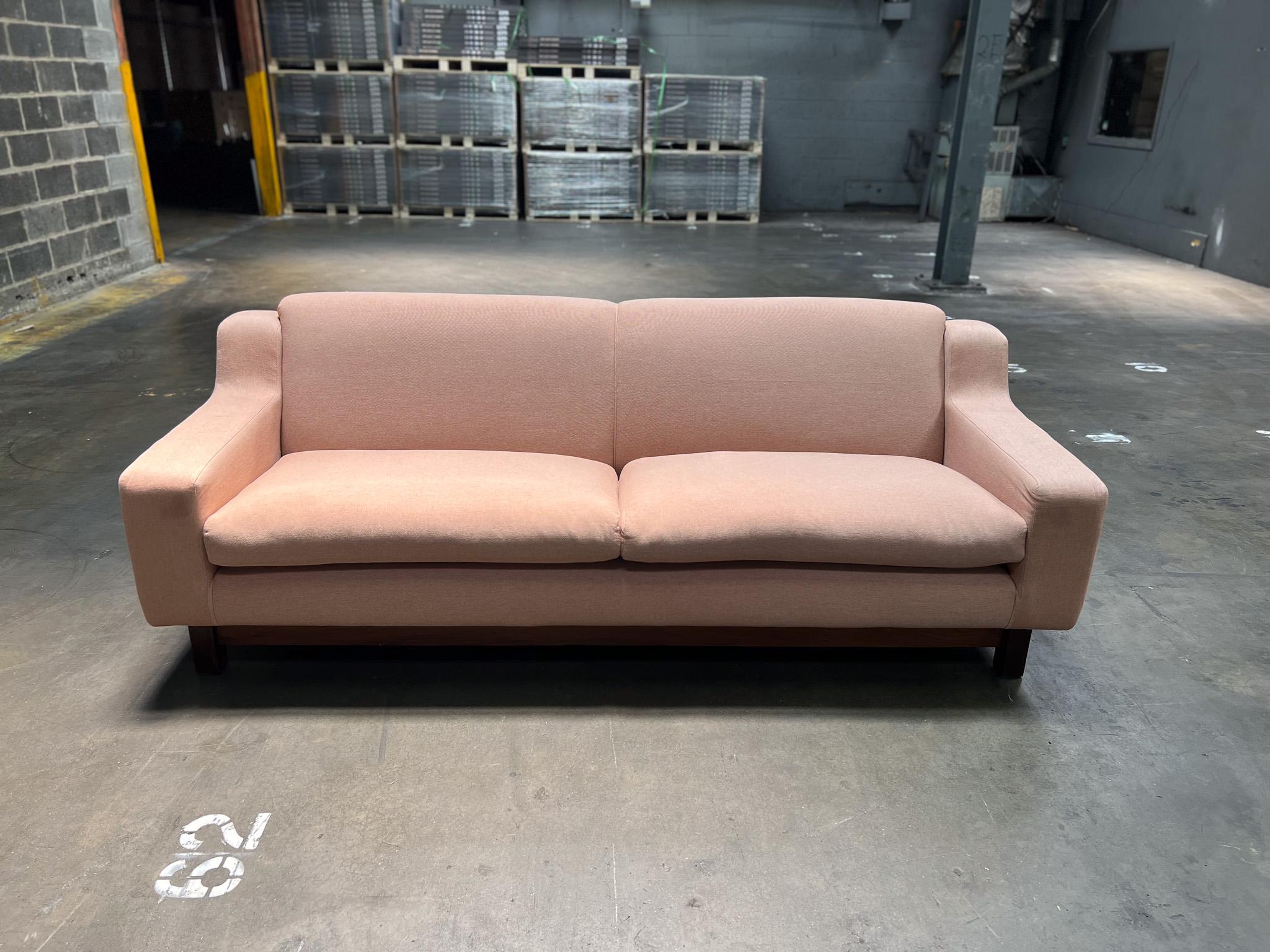 Hand-Crafted Brazilian Modern Sofa in Pink Linen & Hardwood, Sergio Rodrigues, 1960  For Sale