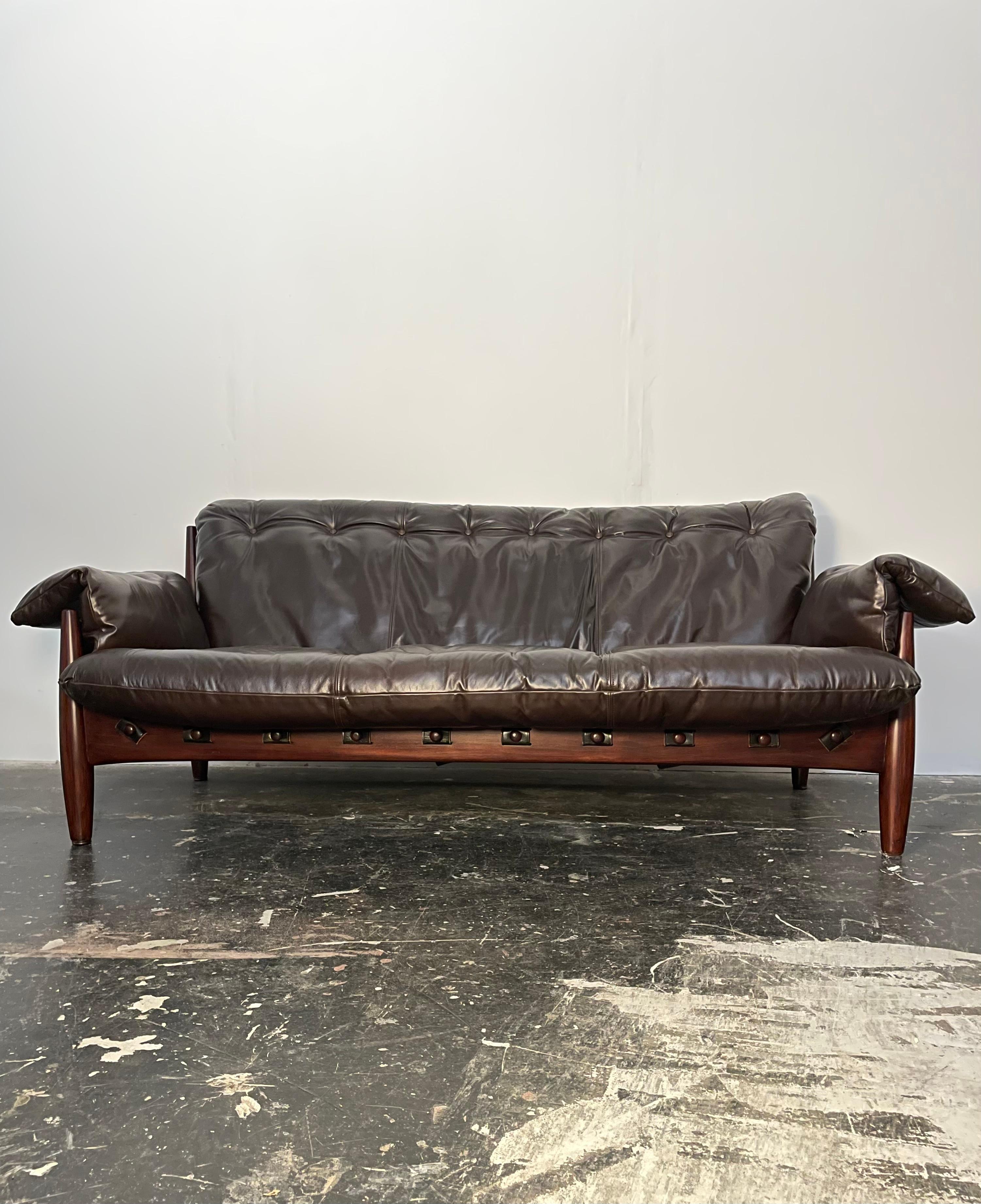 Mid-Century Modern Canapé moderne brésilien Sergio Rodriguesin en cuir neuf en vente