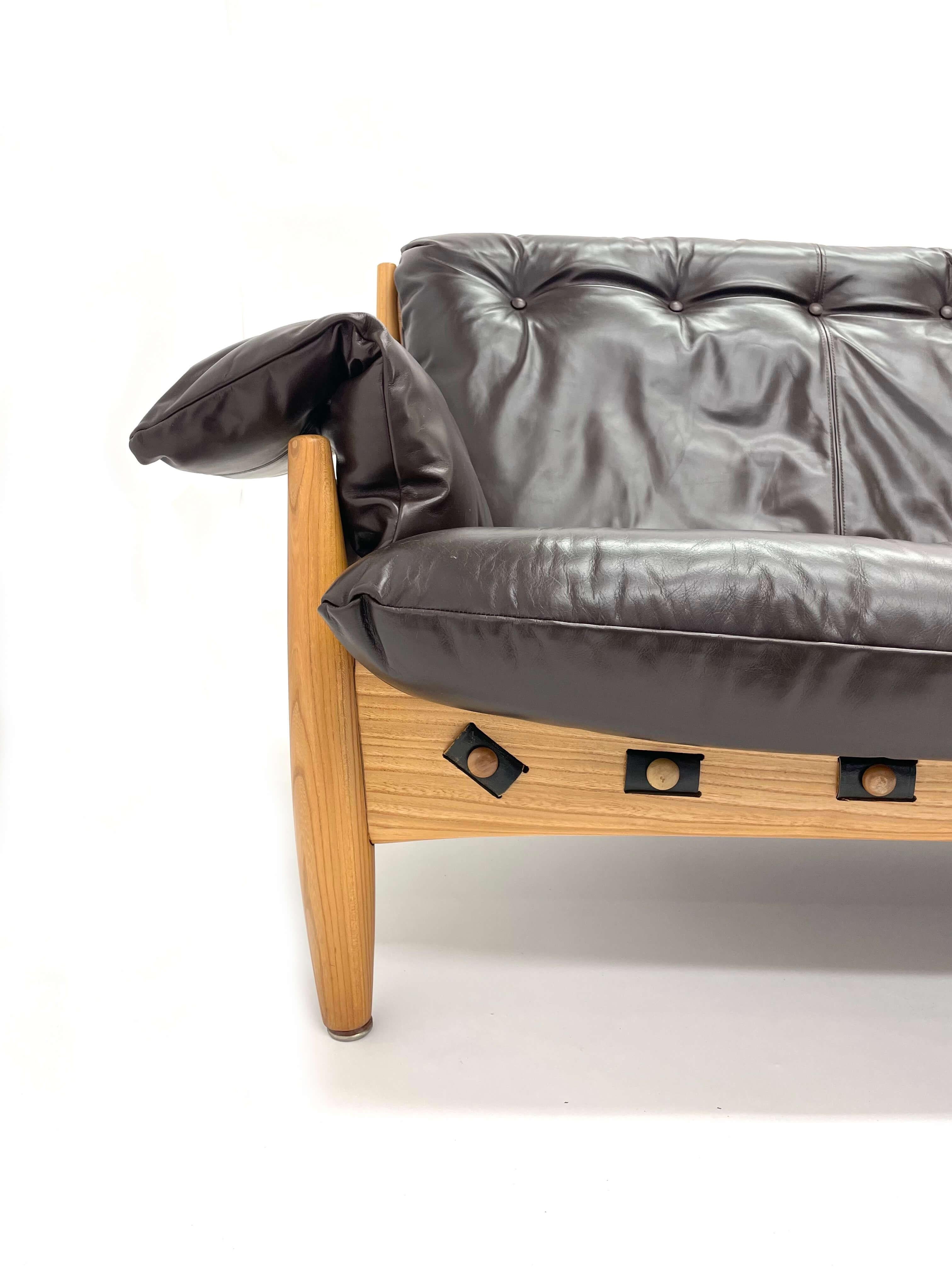 Modernes brasilianisches 3-Sitzer-Sofa aus Espresso-Leder von Sergio Rodrigues  im Angebot 1