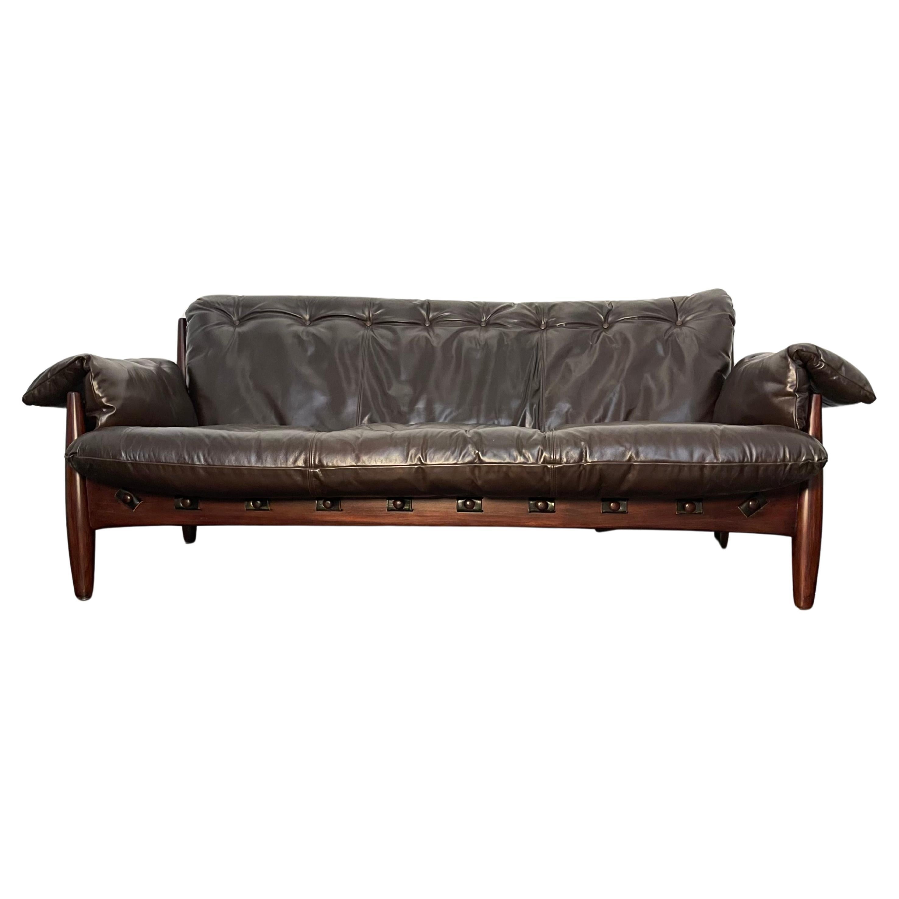 Ce canapé incroyablement confortable et charmant, conçu par Sergio Rodrigues, a été restauré avec un grand souci d'exactitude historique. Nous avons restauré le cadre en bois et fabriqué de nouveaux coussins en cuir.

Comme toutes les chaises de