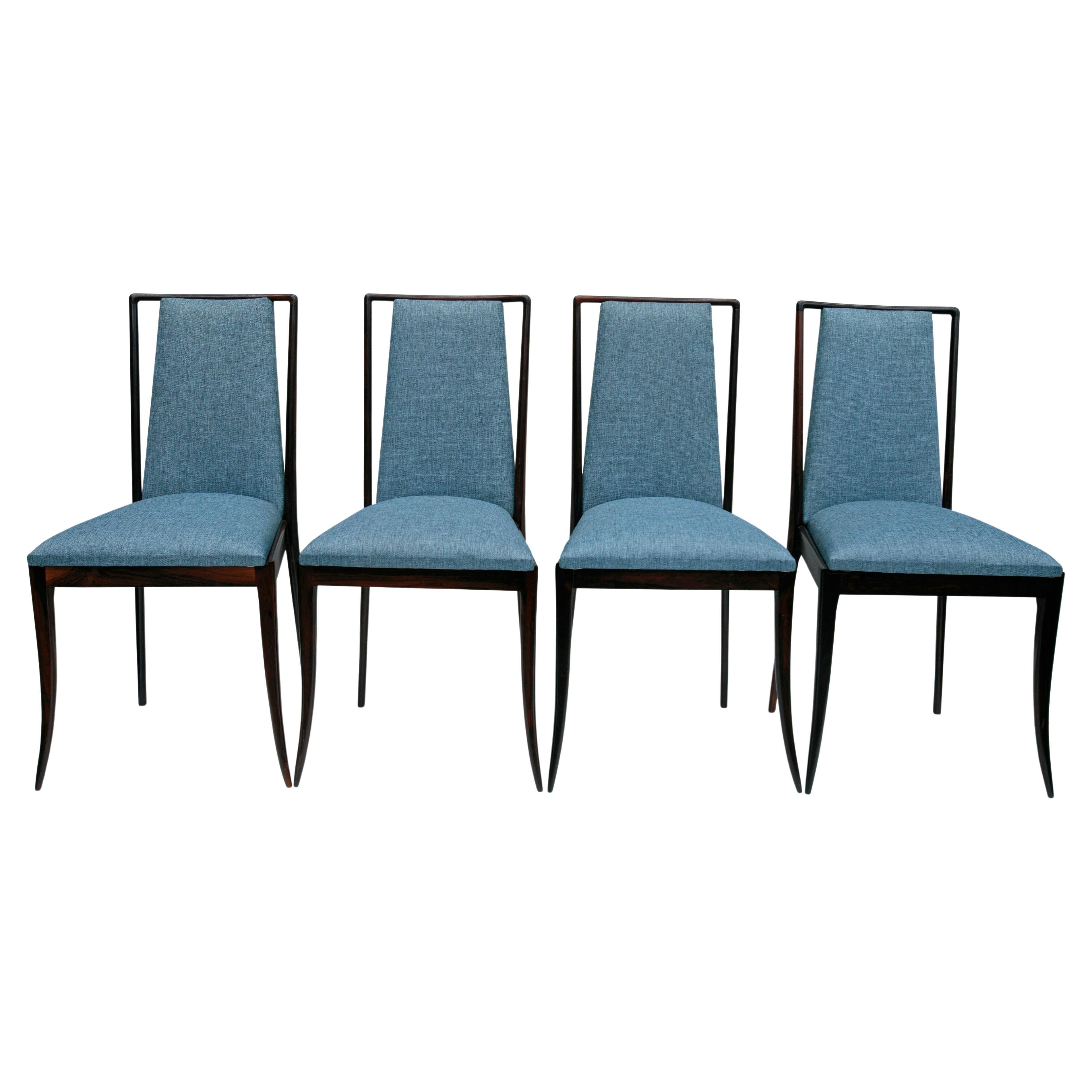 Ensemble de 4 chaises modernes brésiliennes en bois de feuillus et tissu bleu de G. Scapinelli, Brazi