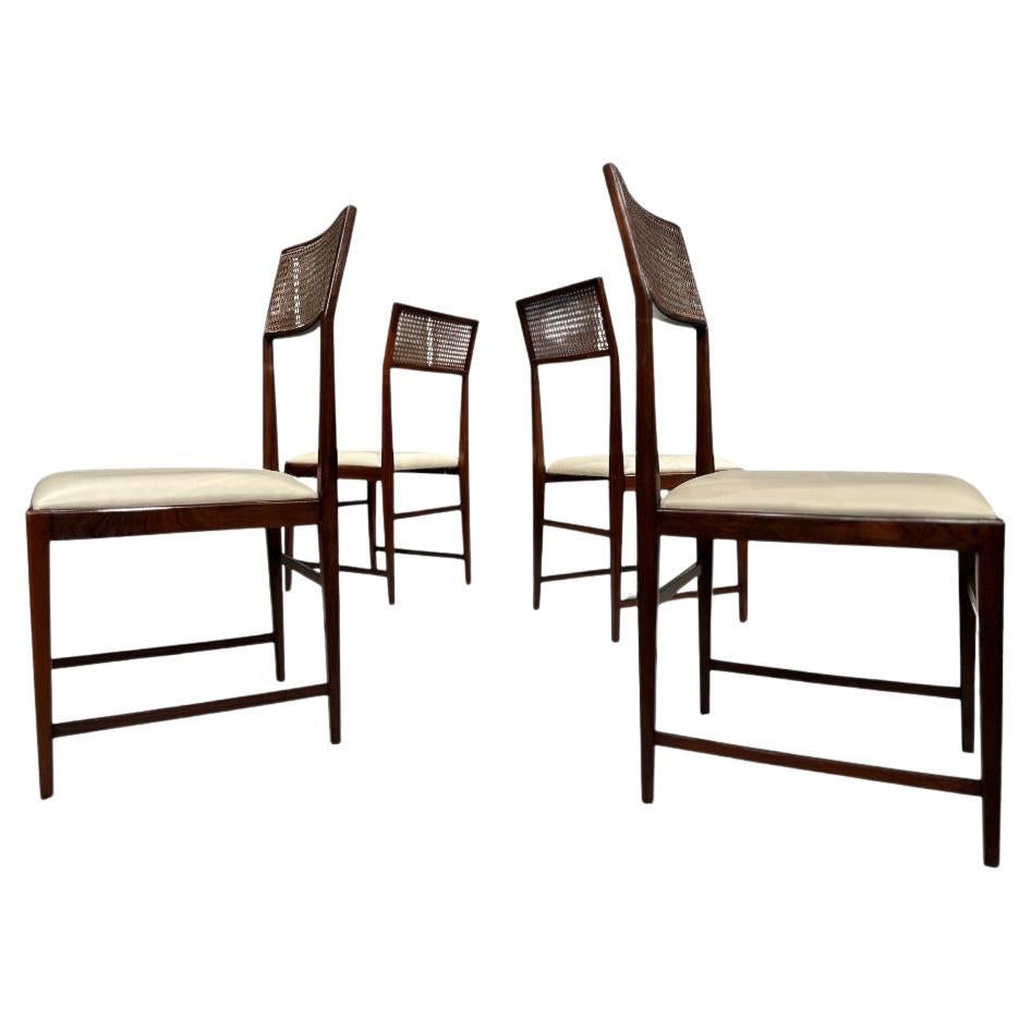 Ensemble de 4 chaises modernes brésiliennes en bois de feuillus, canne, cuir, Joaquim Tenreiro, années 1950