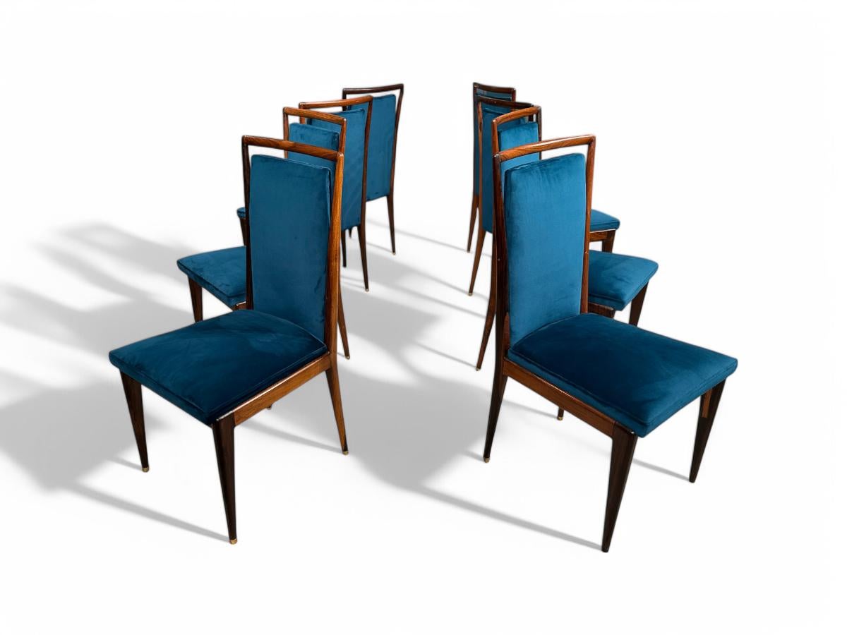 Disponibile da oggi, questo set di 8 sedie moderne brasiliane in legno duro e tessuto, Giuseppe Scapinelli è fantastico!

Questo scultoreo ed elegante set di 8 sedie da pranzo presenta uno schienale alto e gambe affusolate con un tappo in ottone.