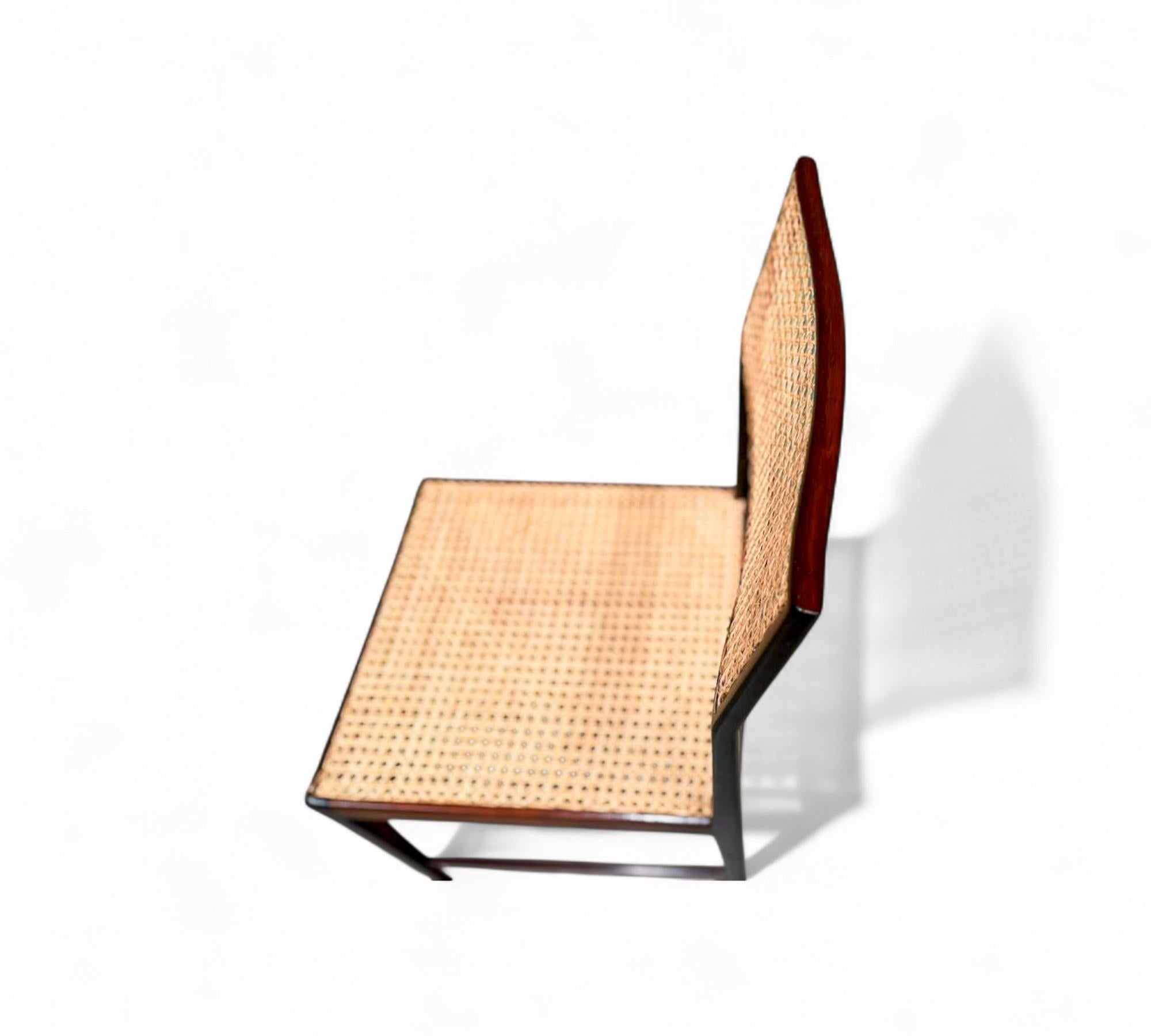 Chaise d'appoint moderne brésilienne en bois dur et cannage, Joaquim Tenreiro, années 1950 Bon état - En vente à New York, NY