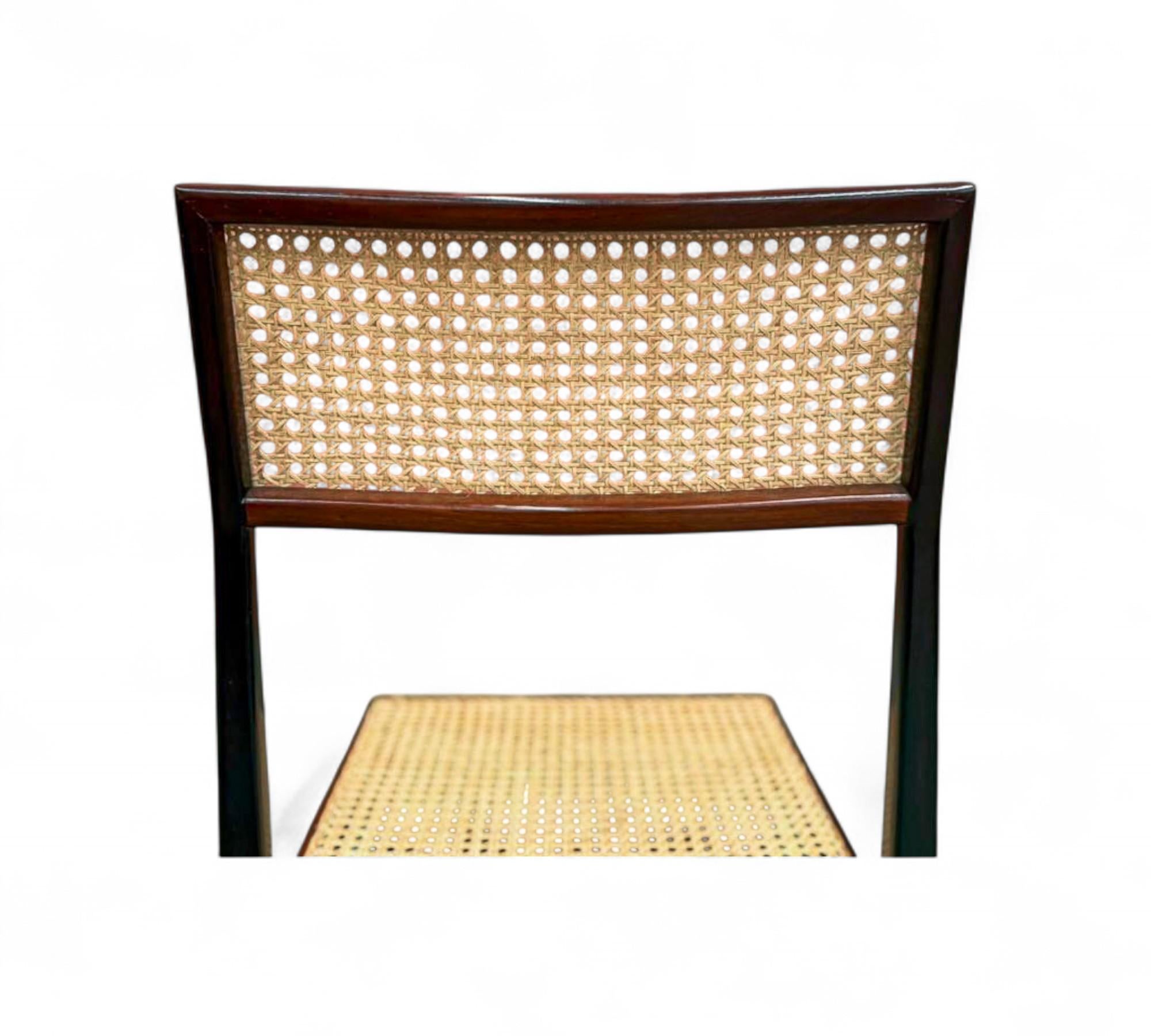 Canne Chaise d'appoint moderne brésilienne en bois dur et cannage, Joaquim Tenreiro, années 1950 en vente