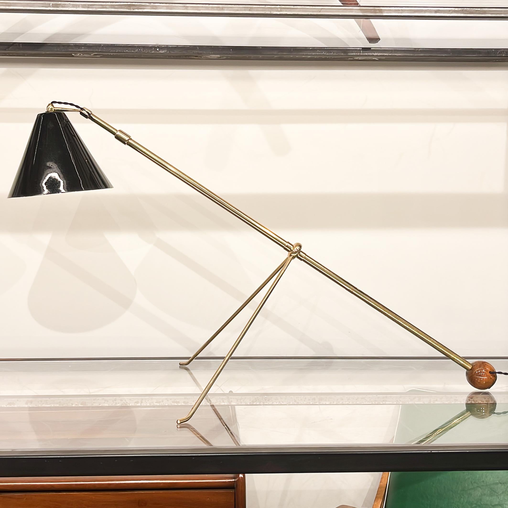 Ce lampadaire réglable moderne brésilien unique en son genre, en laiton et en bois, d'un auteur inconnu, fabriqué dans les années 60, n'est rien de moins qu'exquis !

Ce lampadaire en laiton repose sur une base en forme de trépied. Le pied central