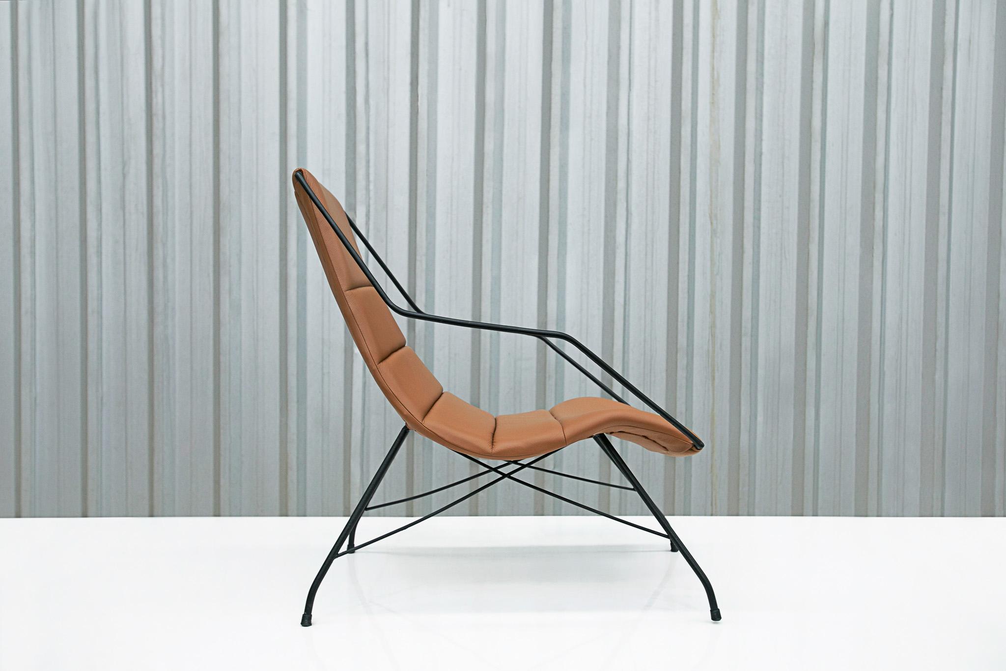 Brasilianischer moderner Sessel aus braunem Leder und Eisen, Carlo Hauner, 1950er Jahre, Brasilien (Moderne der Mitte des Jahrhunderts) im Angebot