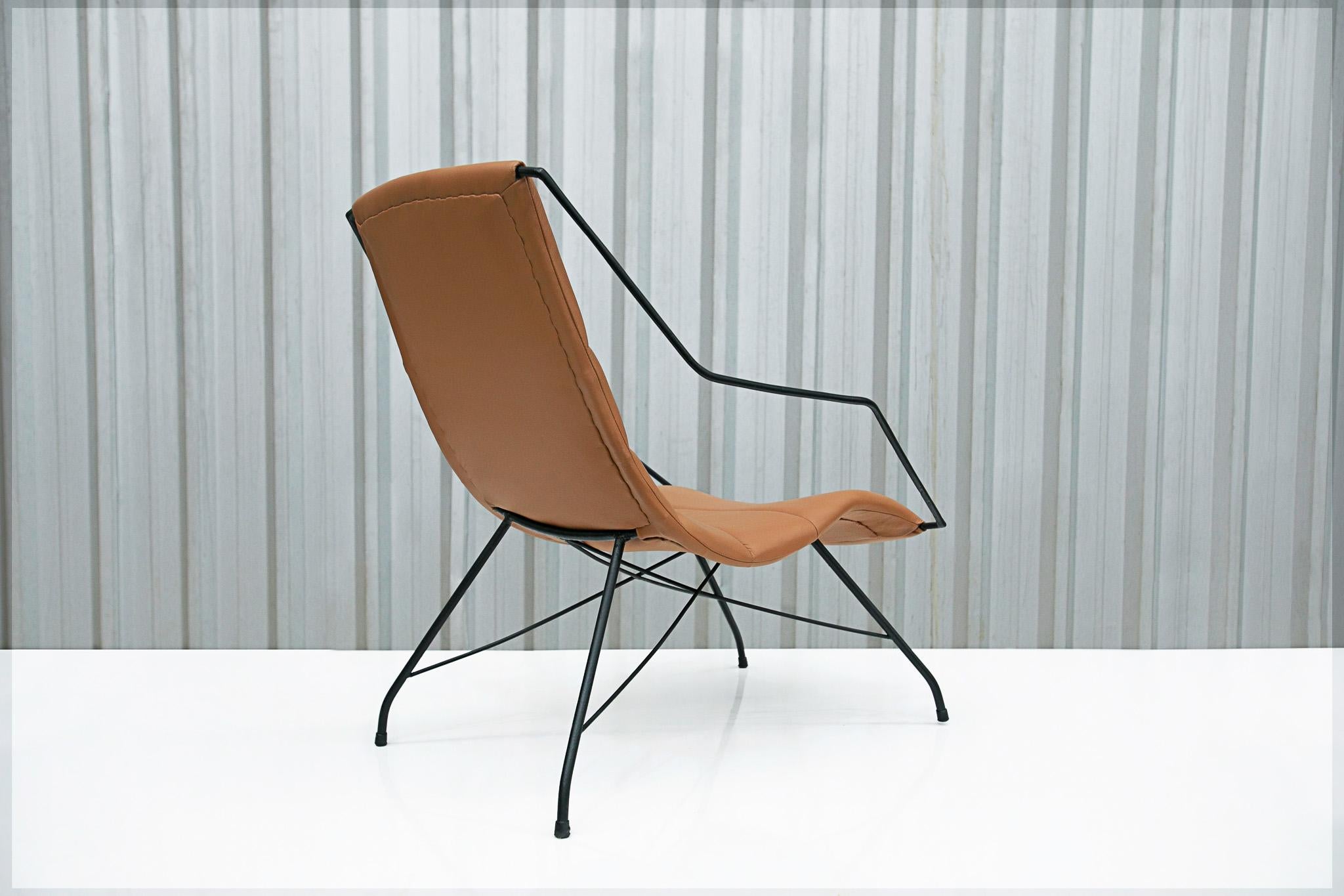 Brasilianischer moderner Sessel aus braunem Leder und Eisen, Carlo Hauner, 1950er Jahre, Brasilien (Metallarbeit) im Angebot