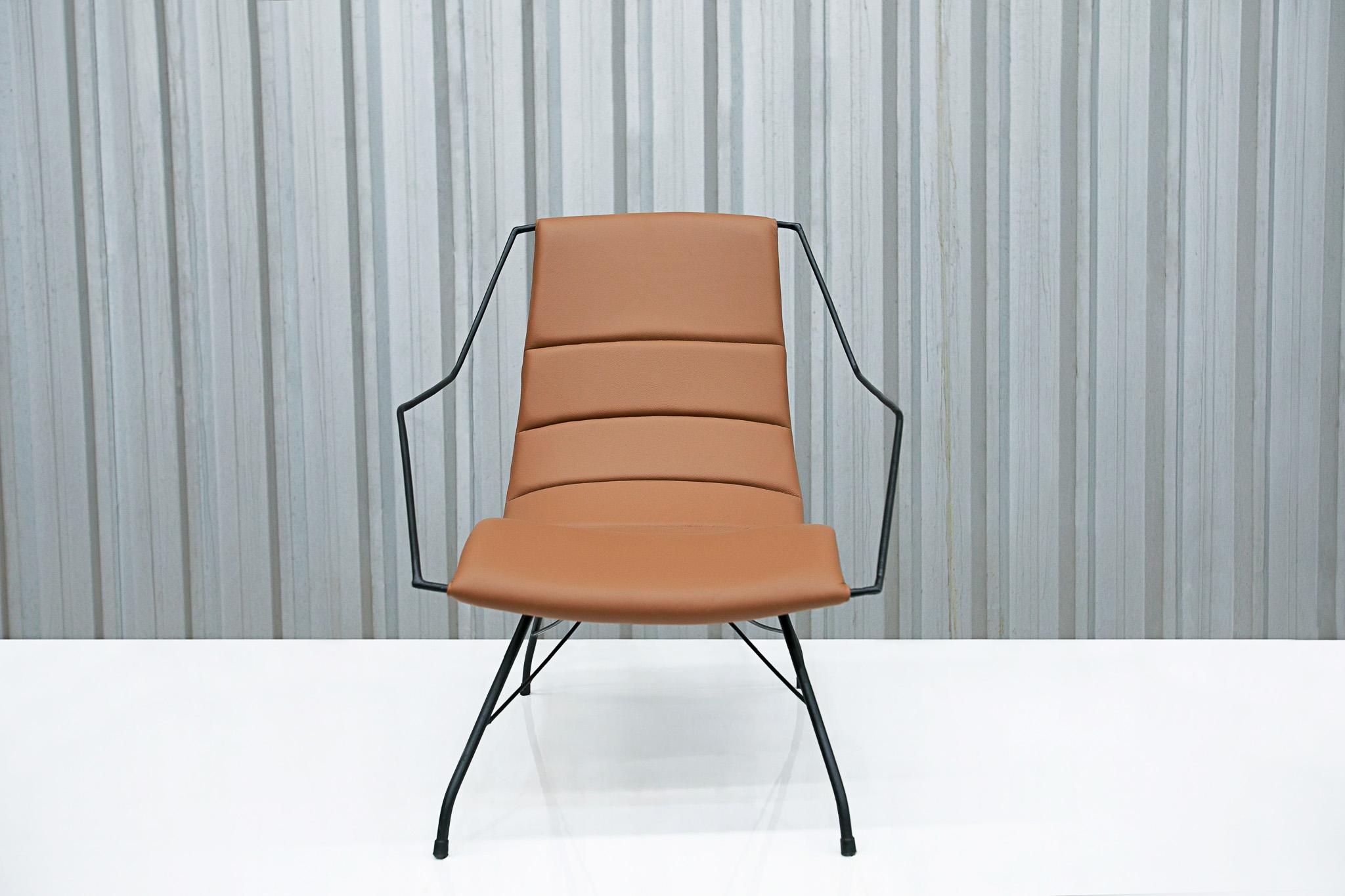 Disponible aujourd'hui, ce fauteuil moderne brésilien en cuir brun et fer, réalisé par Carlo Hauner au Brésil dans les années 50, est unique en son genre !

Ce design populaire (à l'époque) suit le même modèle que les fauteuils 