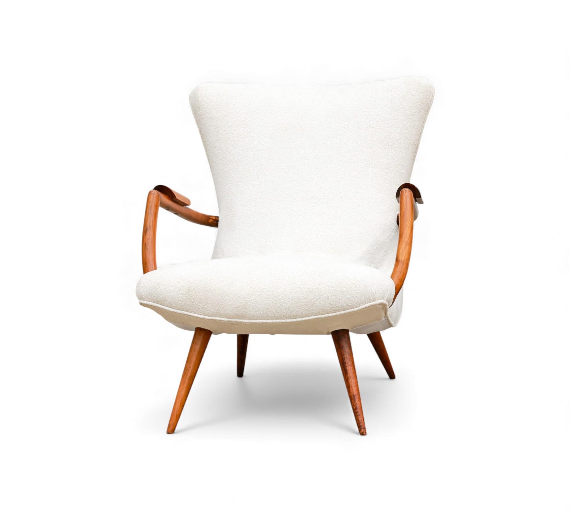 Questa sedia presenta una robusta struttura in legno duro di Caviuna, completata da una seduta e uno schienale rivestiti in lussuoso bouclé bianco sporco. Il design curvo della seduta e dello schienale offre un comfort eccezionale, mentre i