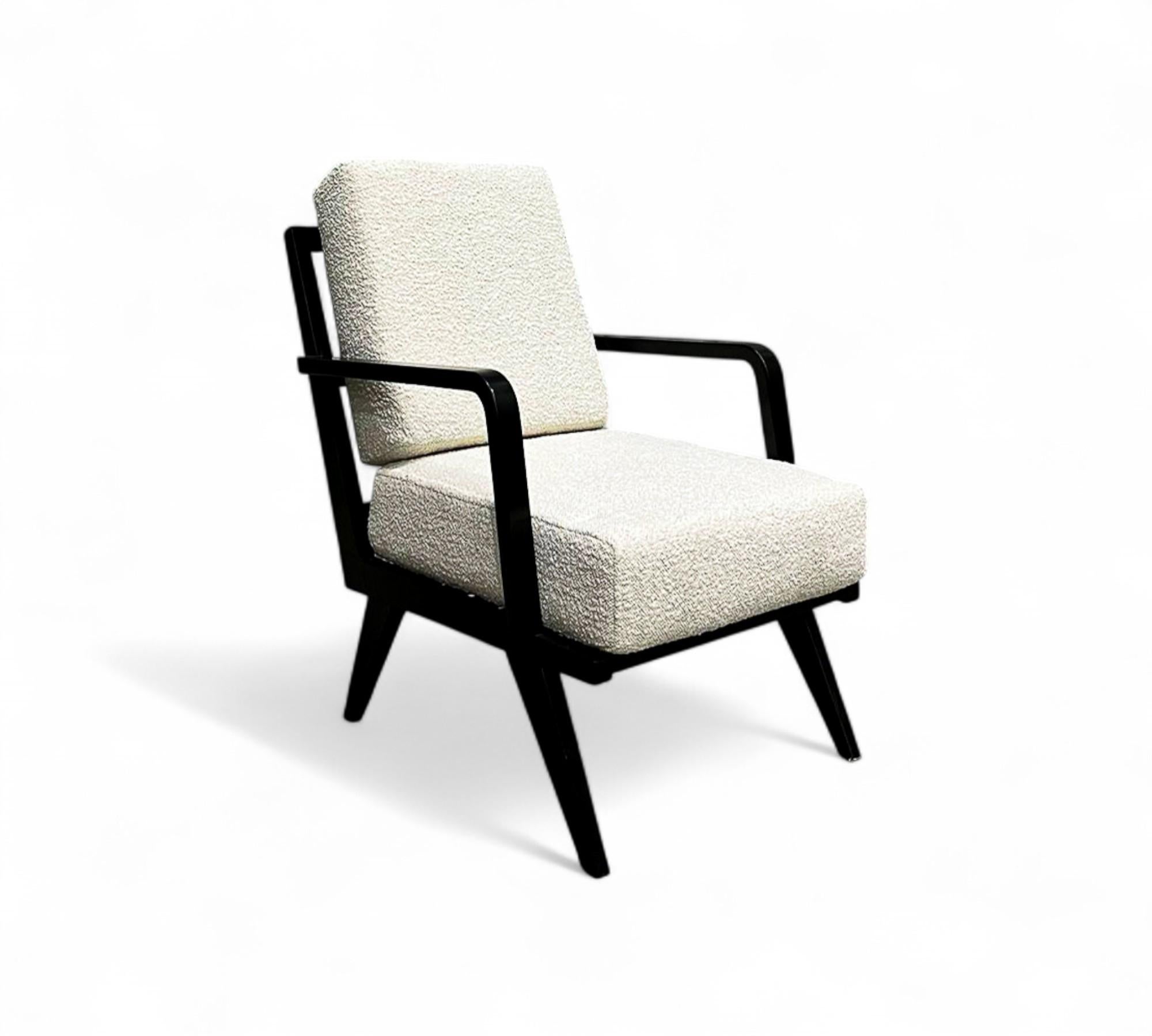 Disponible dès aujourd'hui, avec livraison nationale dans la région métropolitaine de New York incluse, ce fauteuil moderne brésilien en bois dur avec finition ébène et bouclette n'est rien de moins que spectaculaire.  

Ce fauteuil, fabriqué en