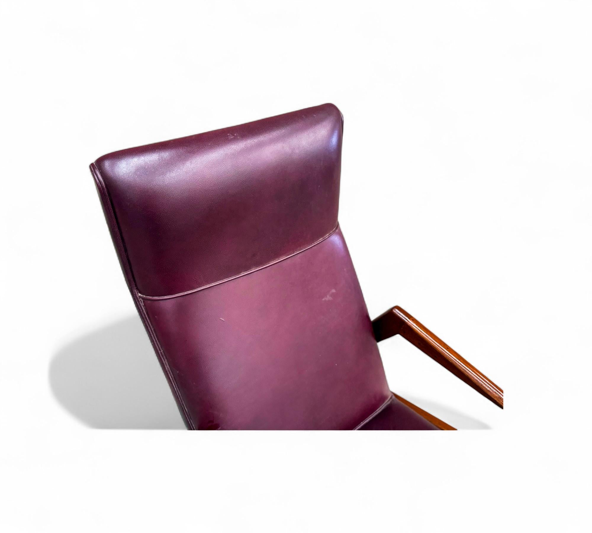 Sillón moderno brasileño de madera e imitación de cuero, att. José Zanine Caldas en venta 5