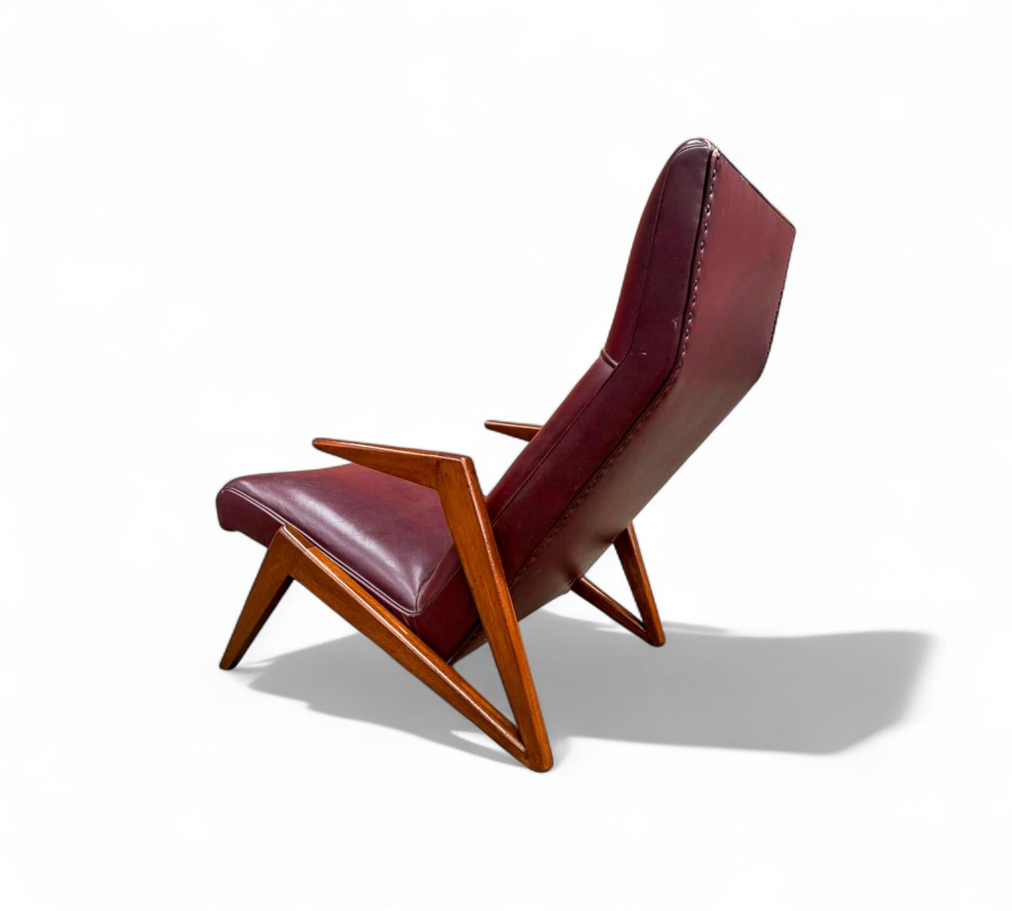 Sillón moderno brasileño de madera e imitación de cuero, att. José Zanine Caldas Moderno de mediados de siglo en venta