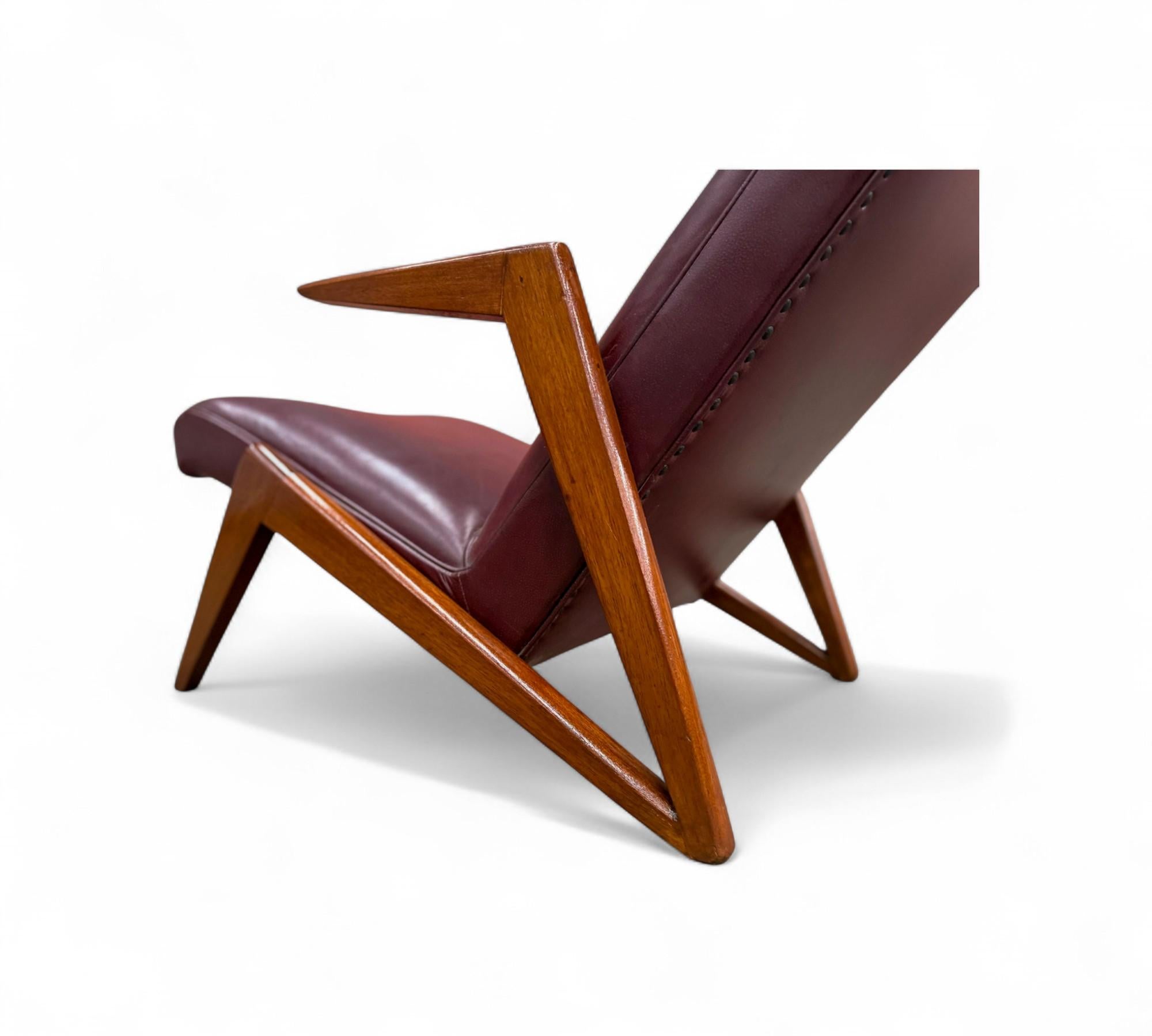 Sillón moderno brasileño de madera e imitación de cuero, att. José Zanine Caldas Brasileño en venta
