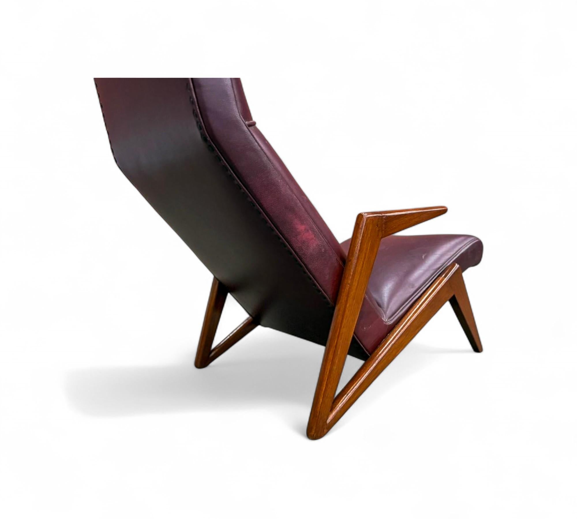 Sillón moderno brasileño de madera e imitación de cuero, att. José Zanine Caldas en Bueno estado para la venta en New York, NY