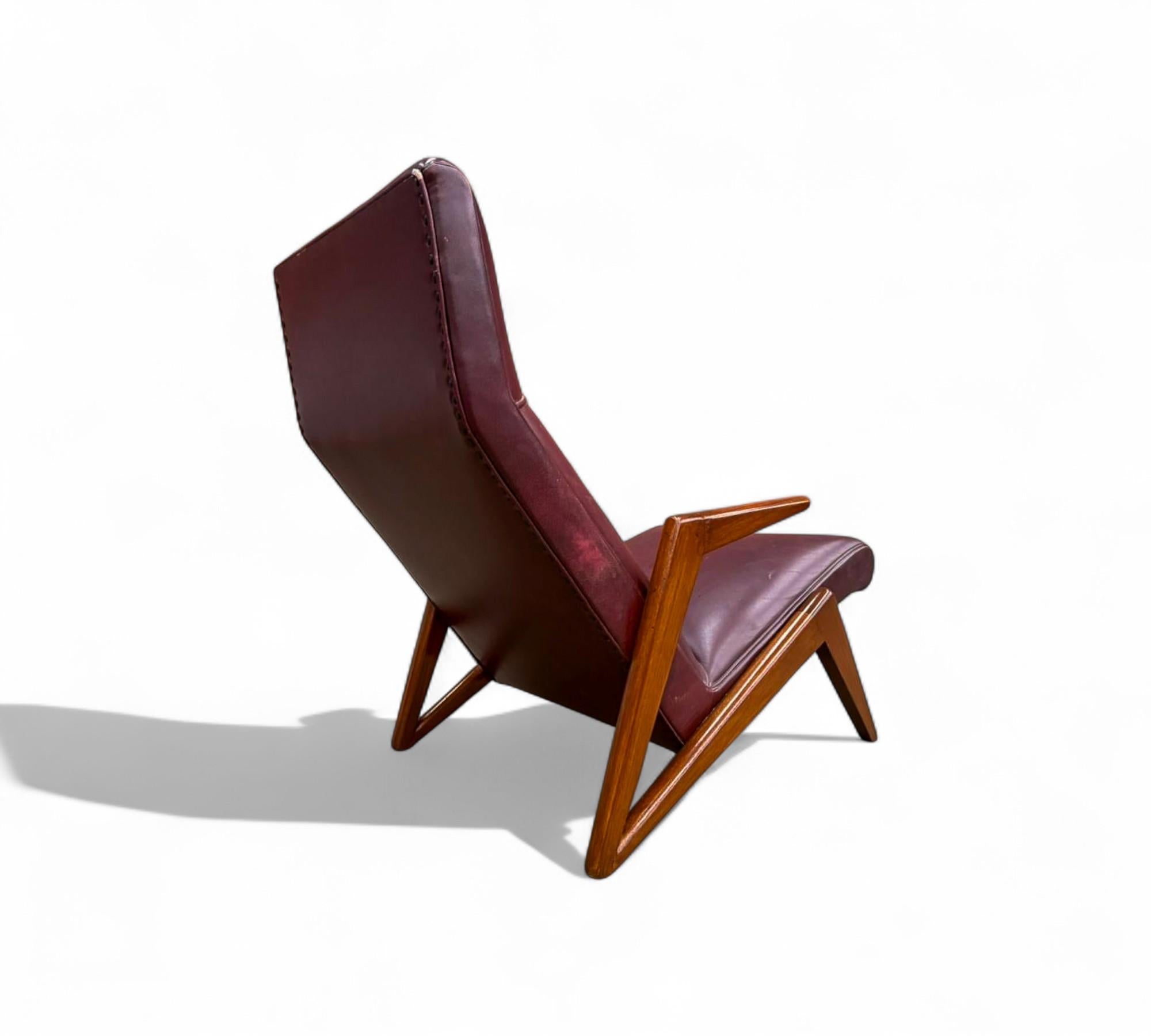 Sillón moderno brasileño de madera e imitación de cuero, att. José Zanine Caldas siglo XX en venta