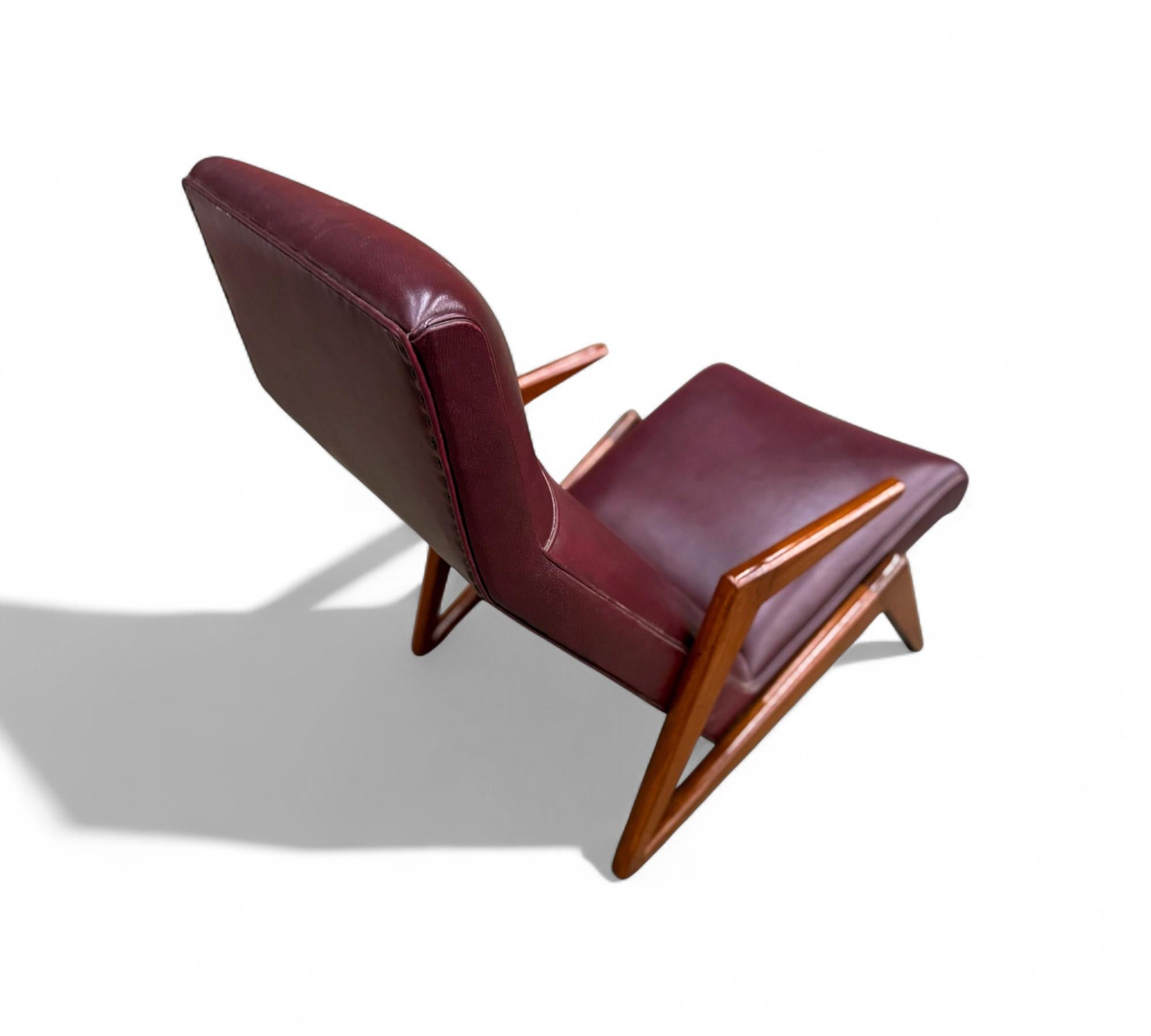 Sillón moderno brasileño de madera e imitación de cuero, att. José Zanine Caldas cuero de imitación en venta