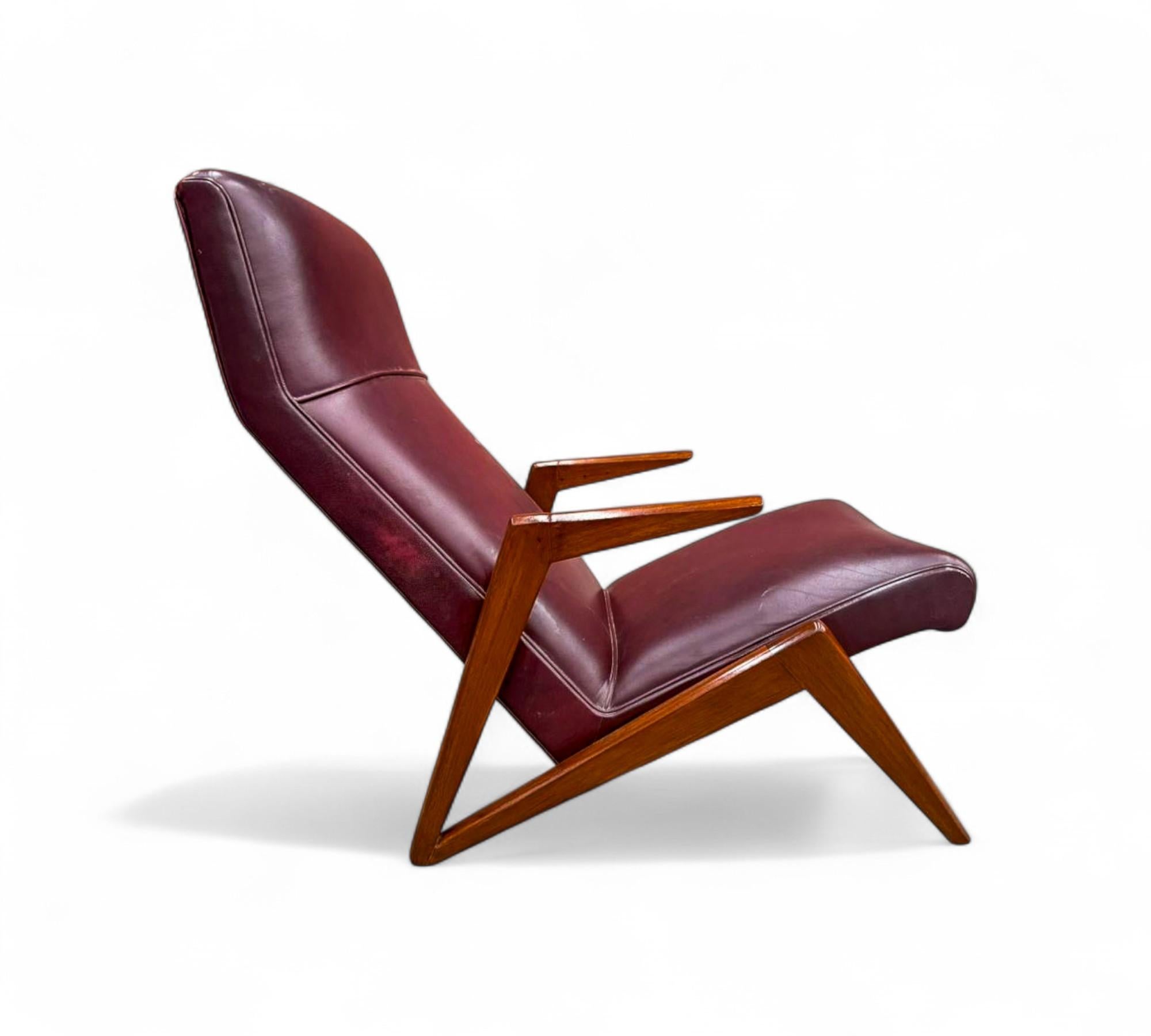 Sillón moderno brasileño de madera e imitación de cuero, att. José Zanine Caldas en venta 1