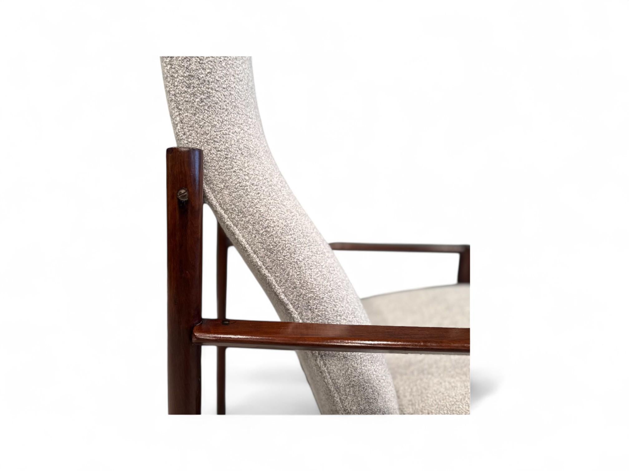 Fauteuil moderne brésilien en bois dur et bouclette grise, Michel A.I.C., c.C. années 1960 en vente 2