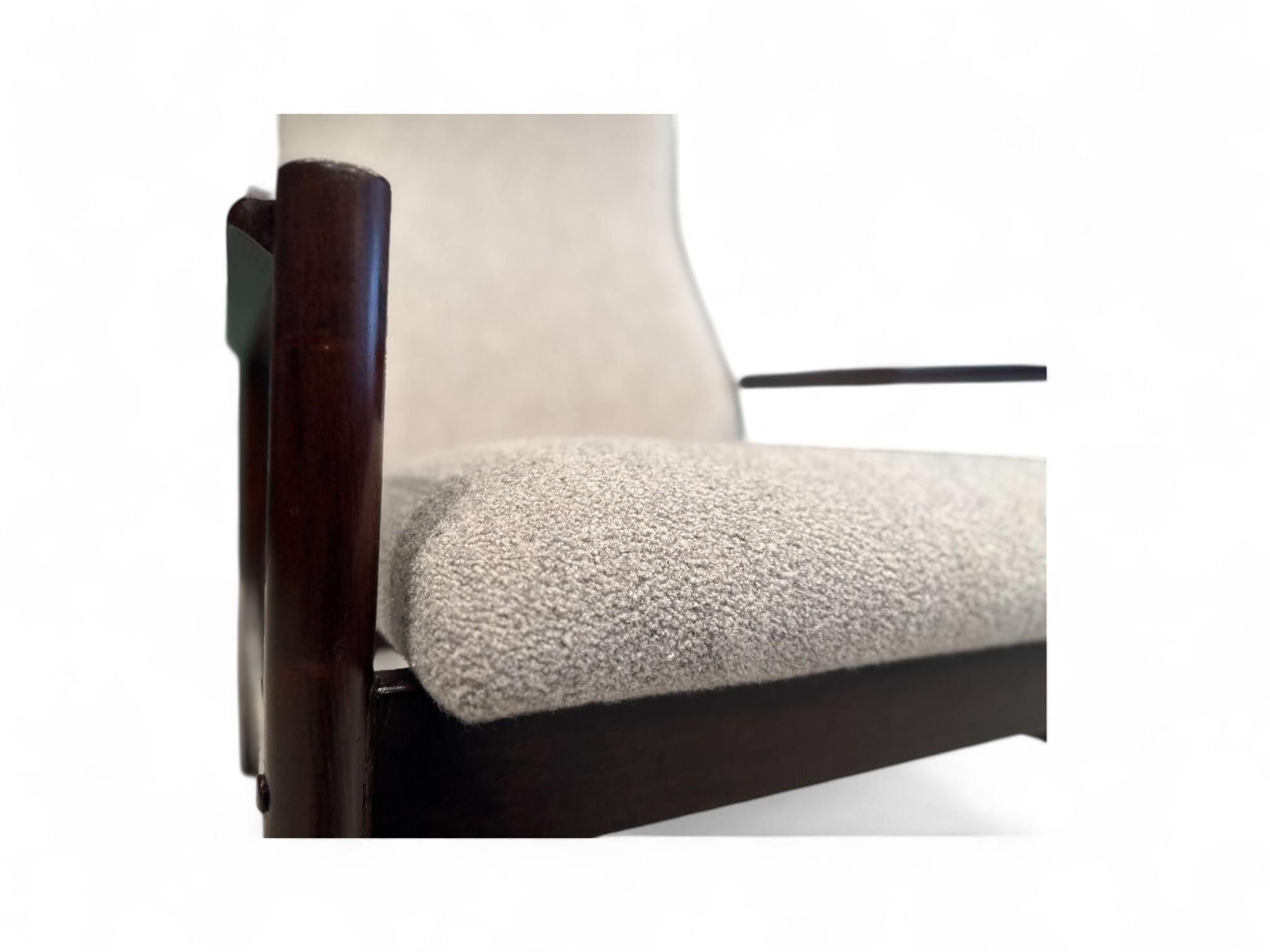Fauteuil moderne brésilien en bois dur et bouclette grise, Michel A.I.C., c.C. années 1960 en vente 3