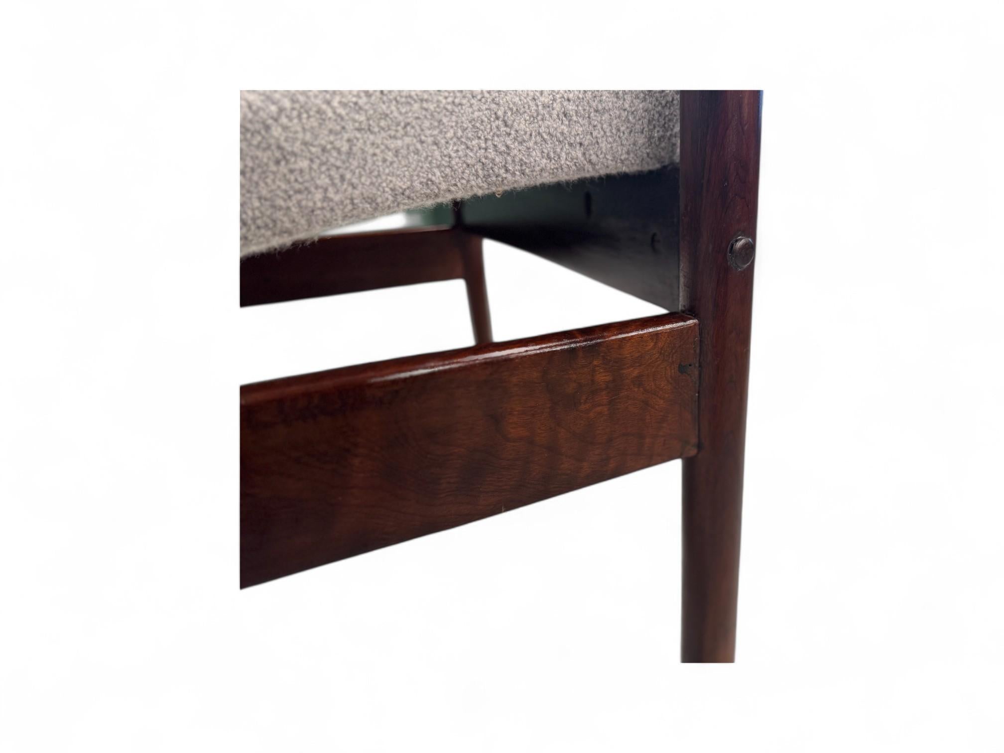 Fauteuil moderne brésilien en bois dur et bouclette grise, Michel A.I.C., c.C. années 1960 en vente 5