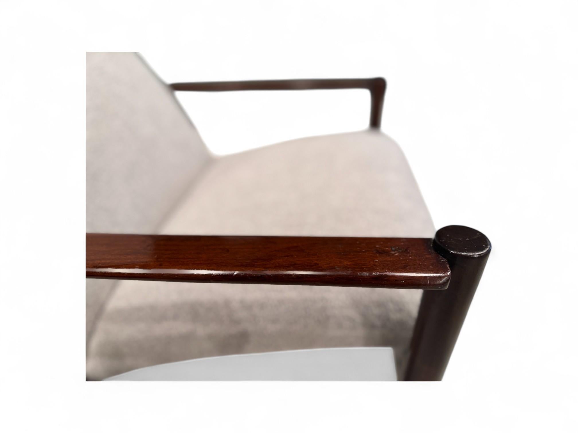 Fauteuil moderne brésilien en bois dur et bouclette grise, Michel A.I.C., c.C. années 1960 en vente 6