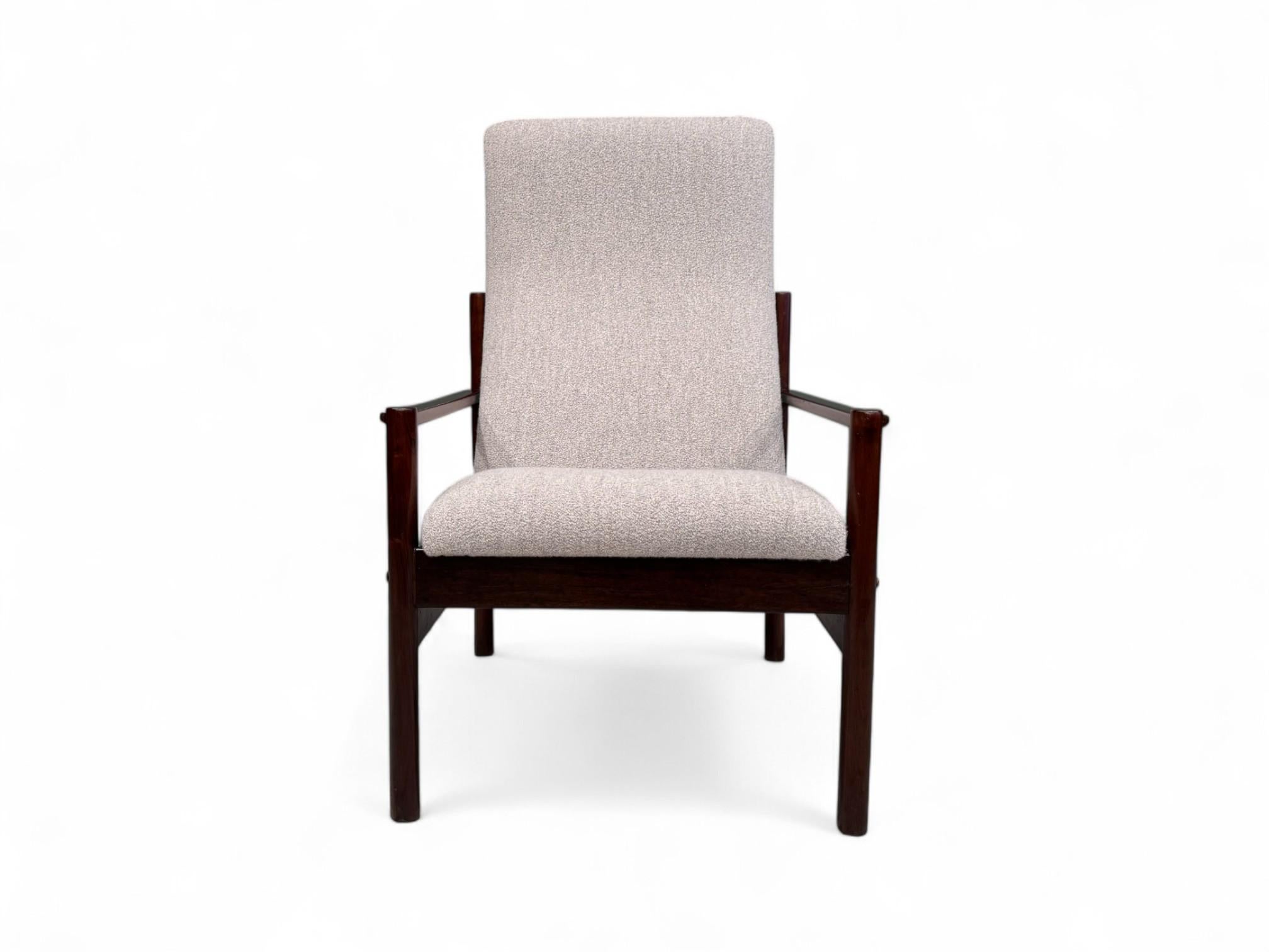 Ce fauteuil sculptural aux lignes �épurées est fabriqué en bois d'Imbuia et recouvert d'un tissu bouclé gris super doux et matelassé. Conçue par Michael Arnault pour sa société Mobilia Contemporanea dans les années 1960, elle est étonnamment