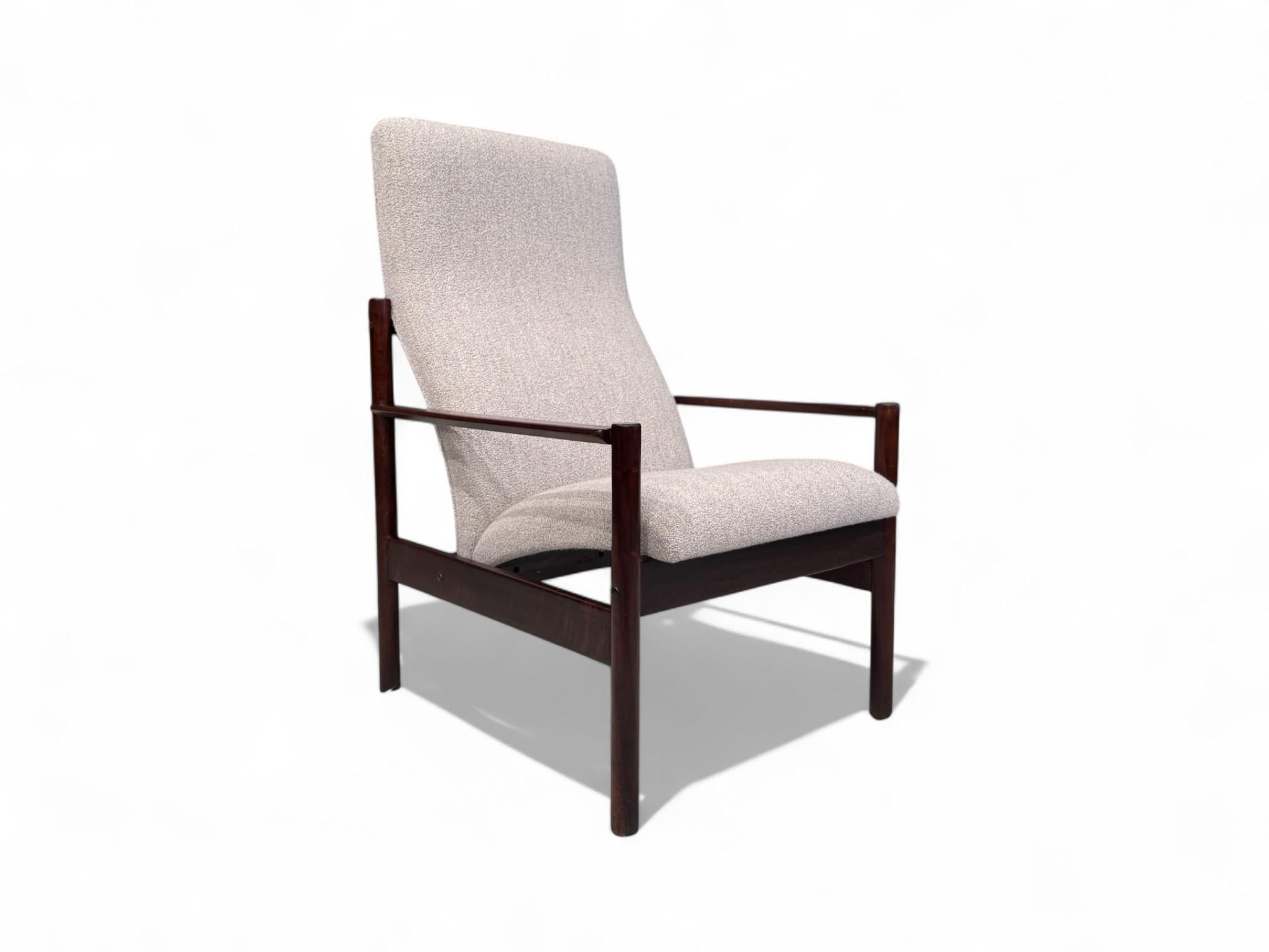 Mid-Century Modern Fauteuil moderne brésilien en bois dur et bouclette grise, Michel A.I.C., c.C. années 1960 en vente