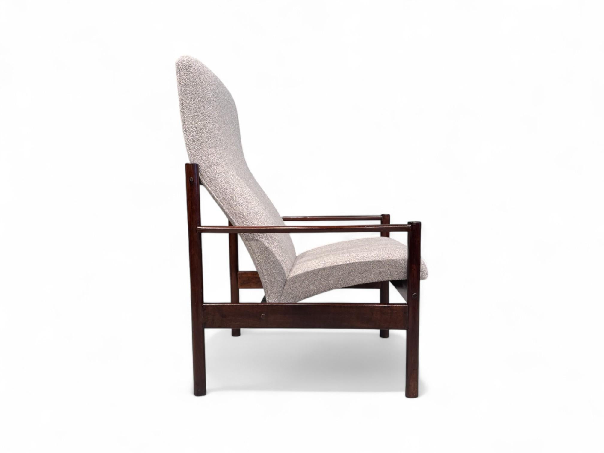 Brésilien Fauteuil moderne brésilien en bois dur et bouclette grise, Michel A.I.C., c.C. années 1960 en vente