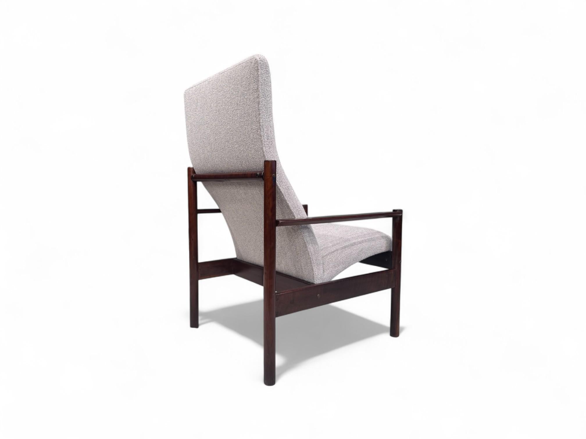Sculpté à la main Fauteuil moderne brésilien en bois dur et bouclette grise, Michel A.I.C., c.C. années 1960 en vente