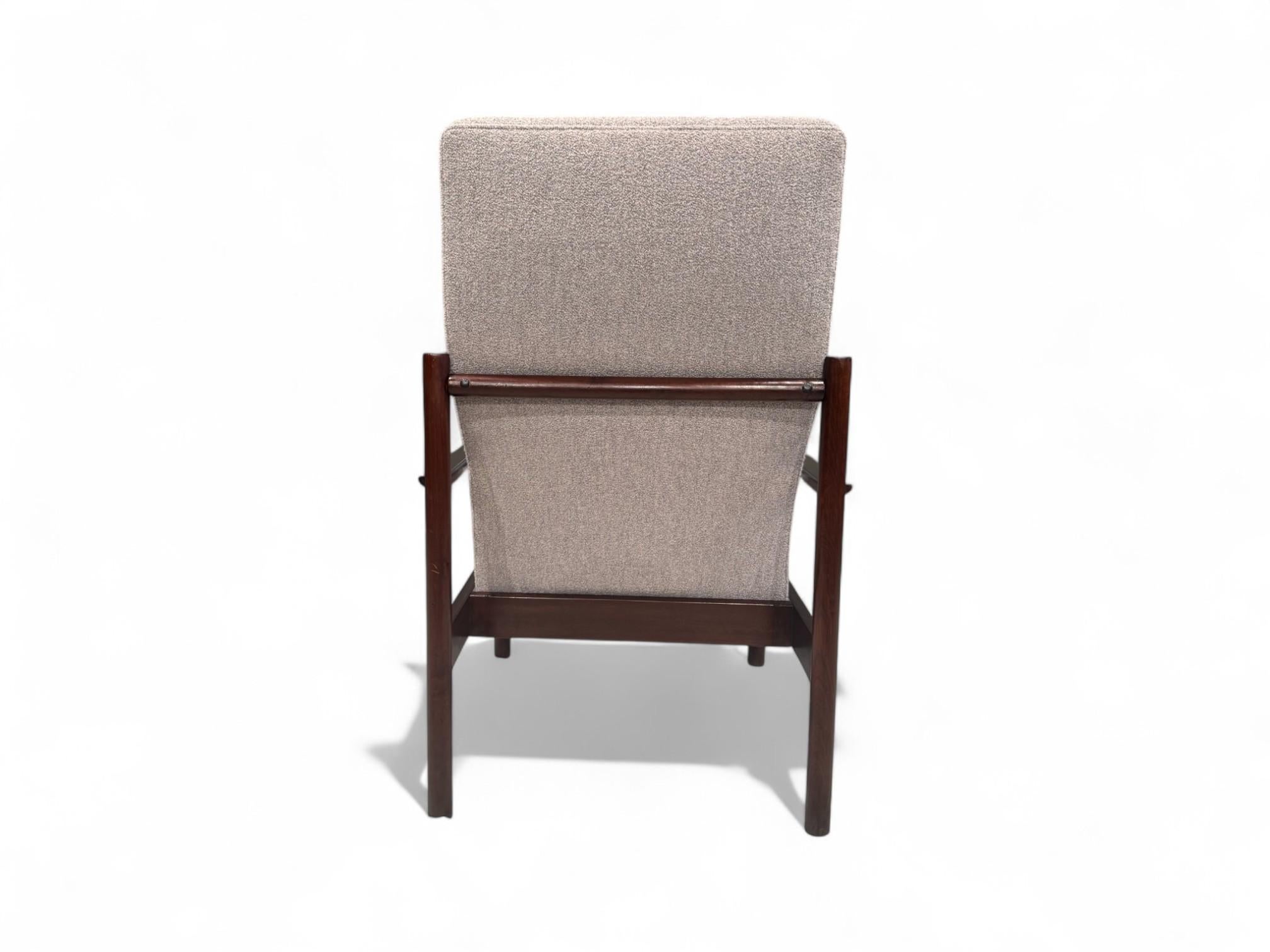 Fauteuil moderne brésilien en bois dur et bouclette grise, Michel A.I.C., c.C. années 1960 Bon état - En vente à New York, NY