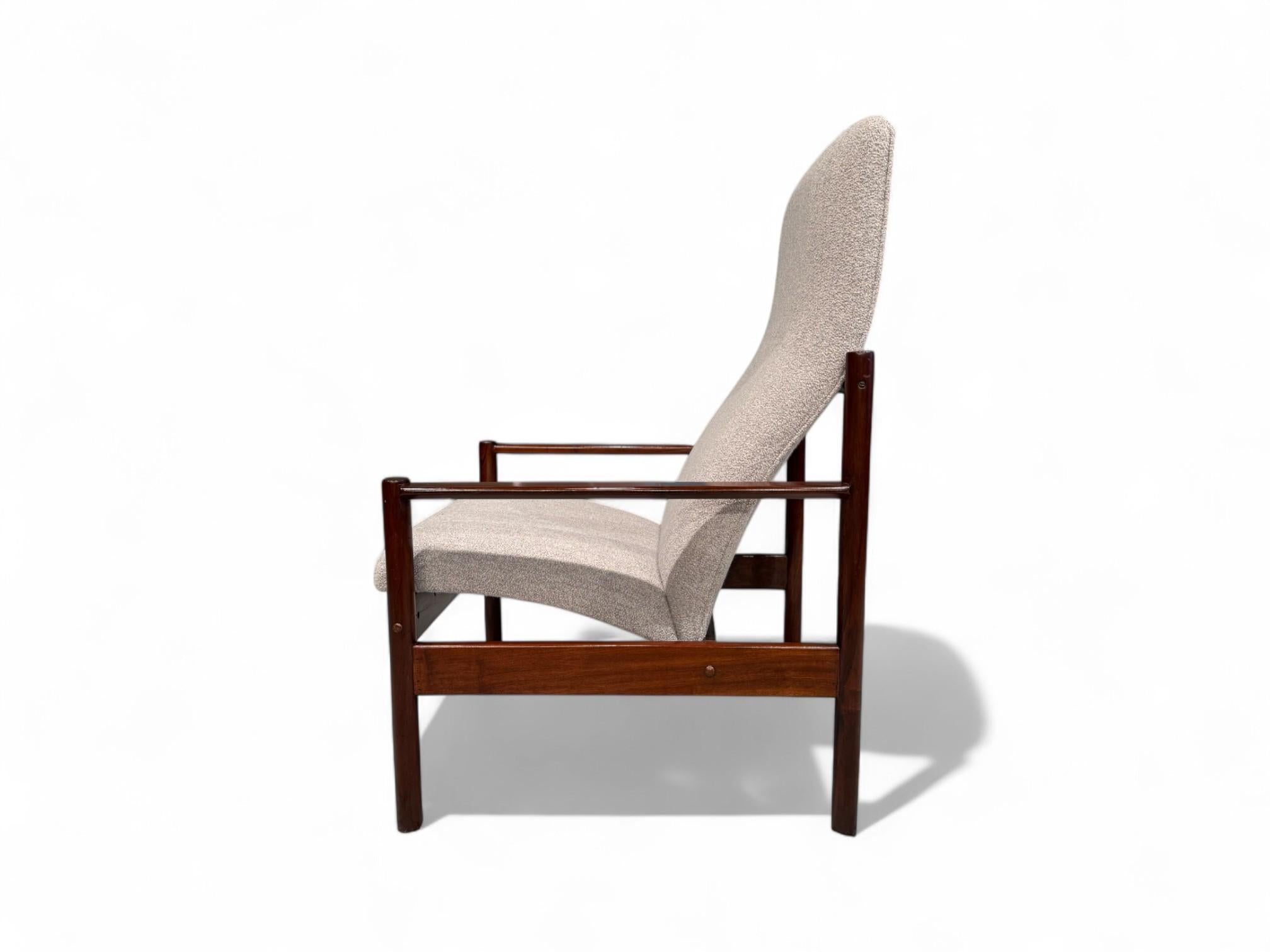 20ième siècle Fauteuil moderne brésilien en bois dur et bouclette grise, Michel A.I.C., c.C. années 1960 en vente