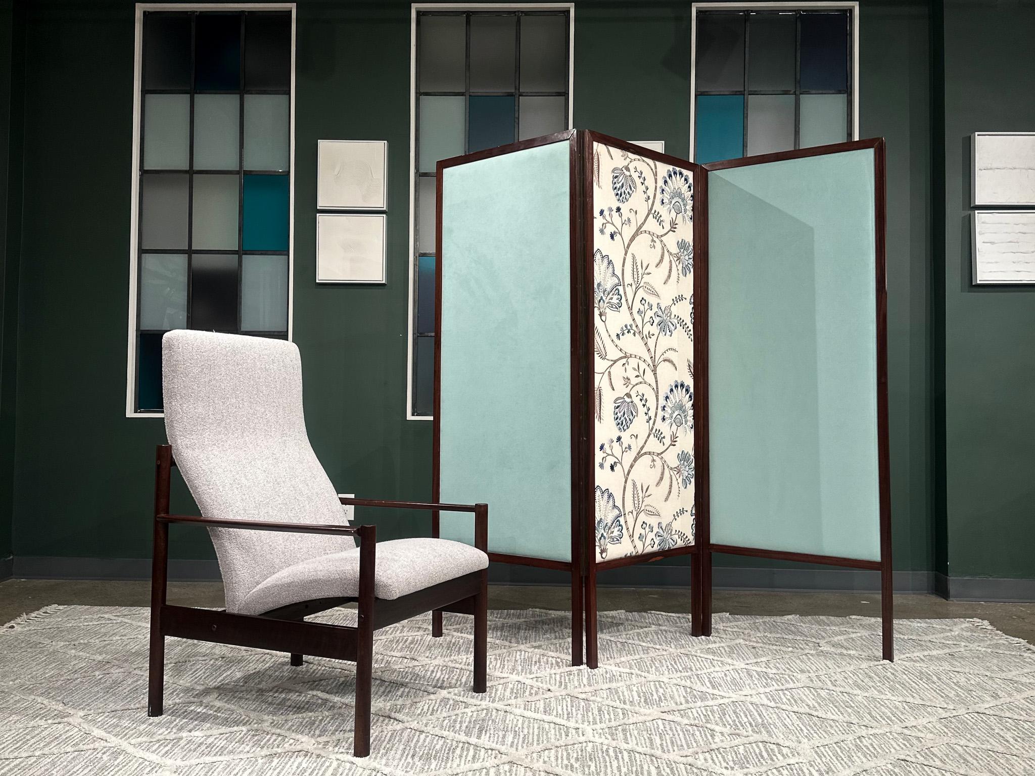 Bois de feuillus Fauteuil moderne brésilien en bois dur et bouclette grise, Michel A.I.C., c.C. années 1960 en vente