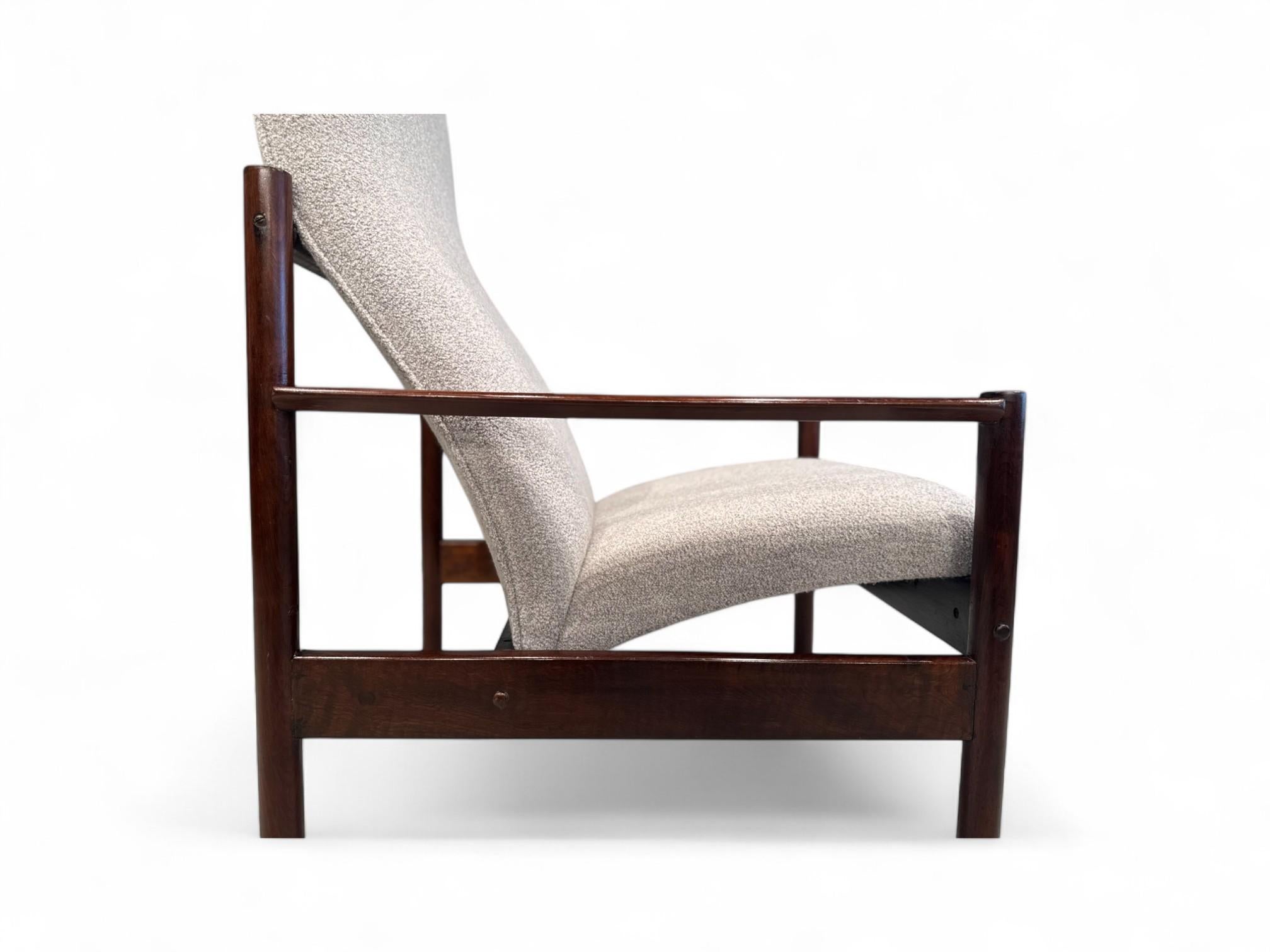Fauteuil moderne brésilien en bois dur et bouclette grise, Michel A.I.C., c.C. années 1960 en vente 1