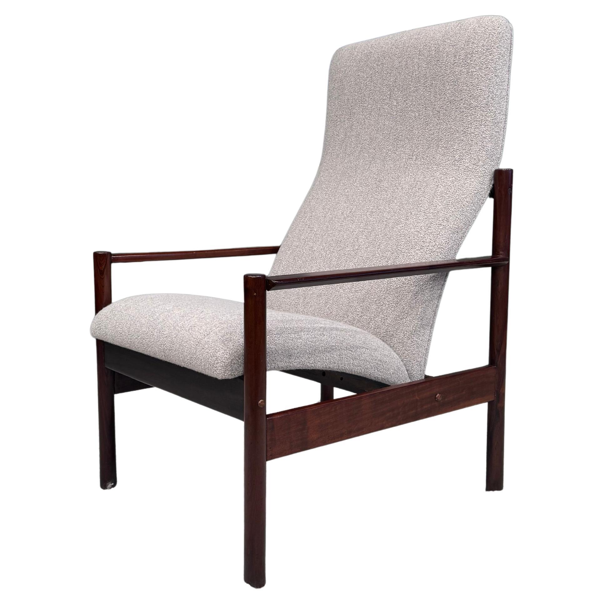 Fauteuil moderne brésilien en bois dur et bouclette grise, Michel A.I.C., c.C. années 1960 en vente