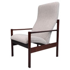 Fauteuil moderne brésilien en bois dur et bouclette grise, Michel A.I.C., c.C. années 1960