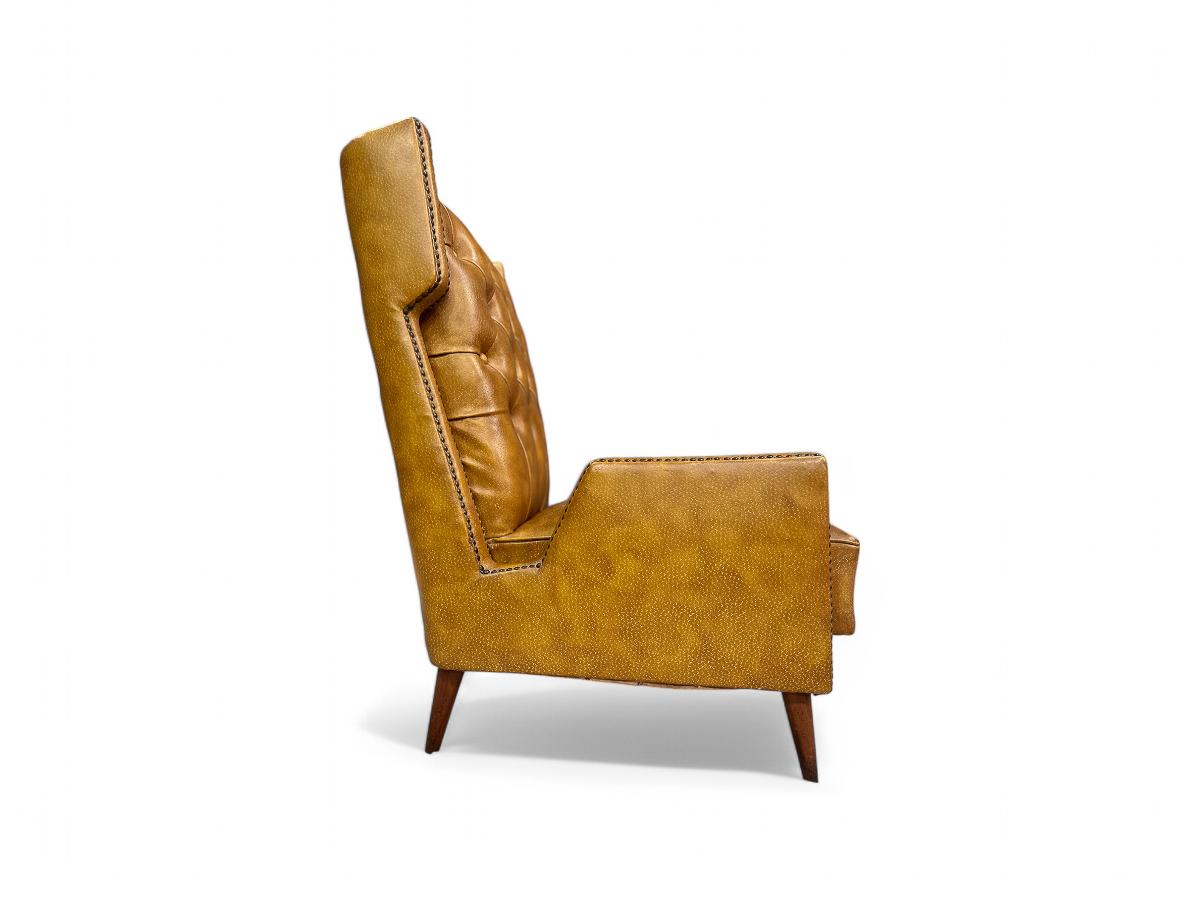Disponible dès aujourd'hui, ce fauteuil Mid-Century Modern en bois dur et faux cuir marron de Giuseppe Scapinelli, Brésil années 1950, n'est rien de moins que le FIND de l'année !

Le fauteuil est dans sa forme originale et est en excellent état.