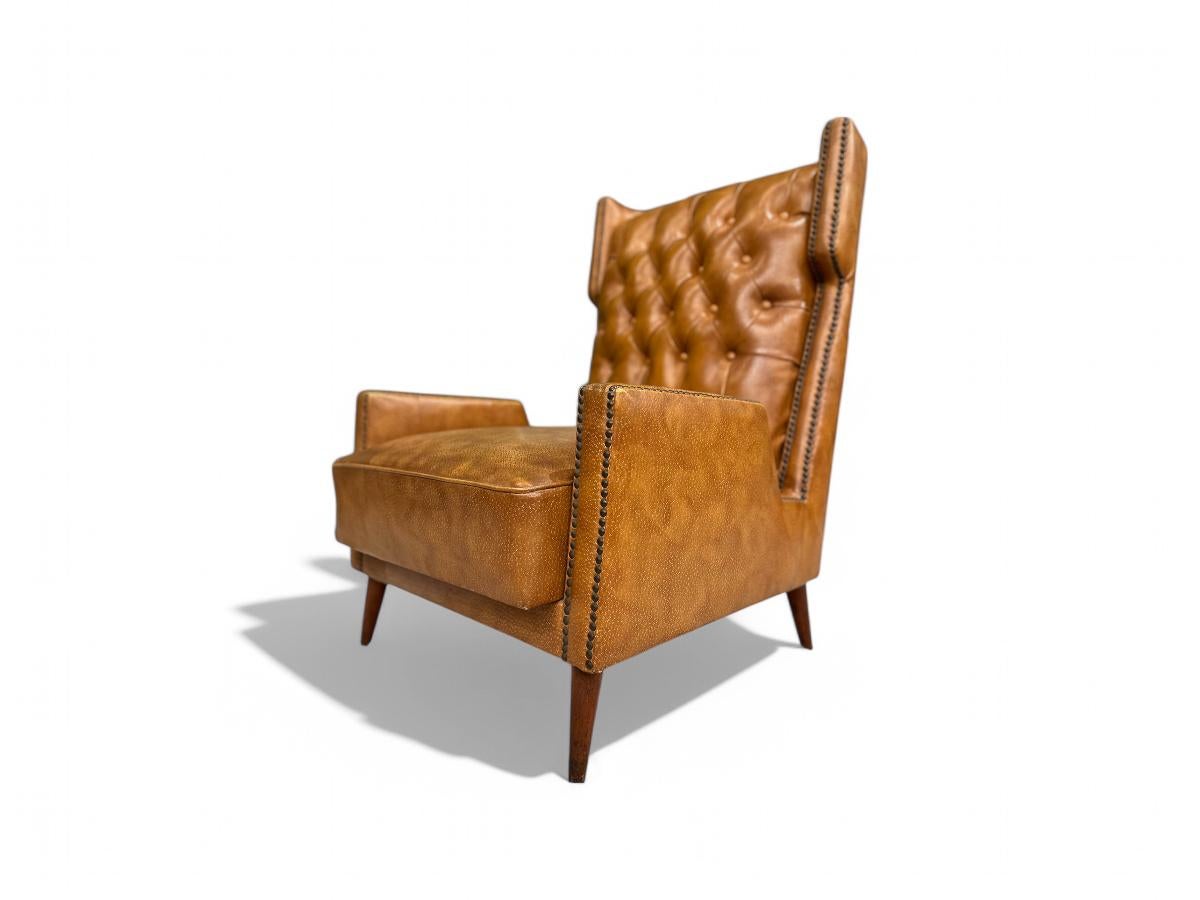 Fait main Fauteuil moderne brésilien en bois dur et similicuir, Giuseppe Scapinelli, années 1950 en vente