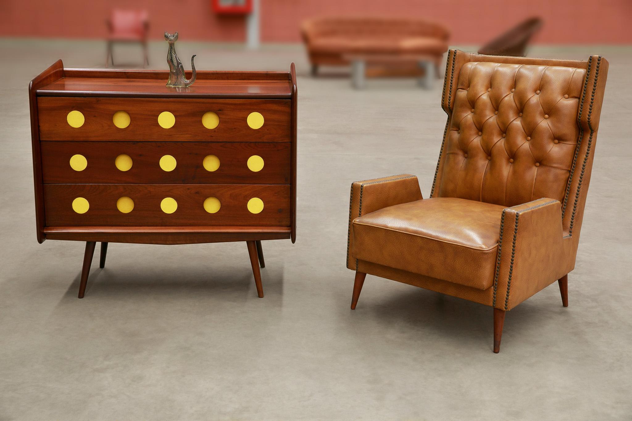Cuir Fauteuil moderne brésilien en bois dur et similicuir, Giuseppe Scapinelli, années 1950 en vente