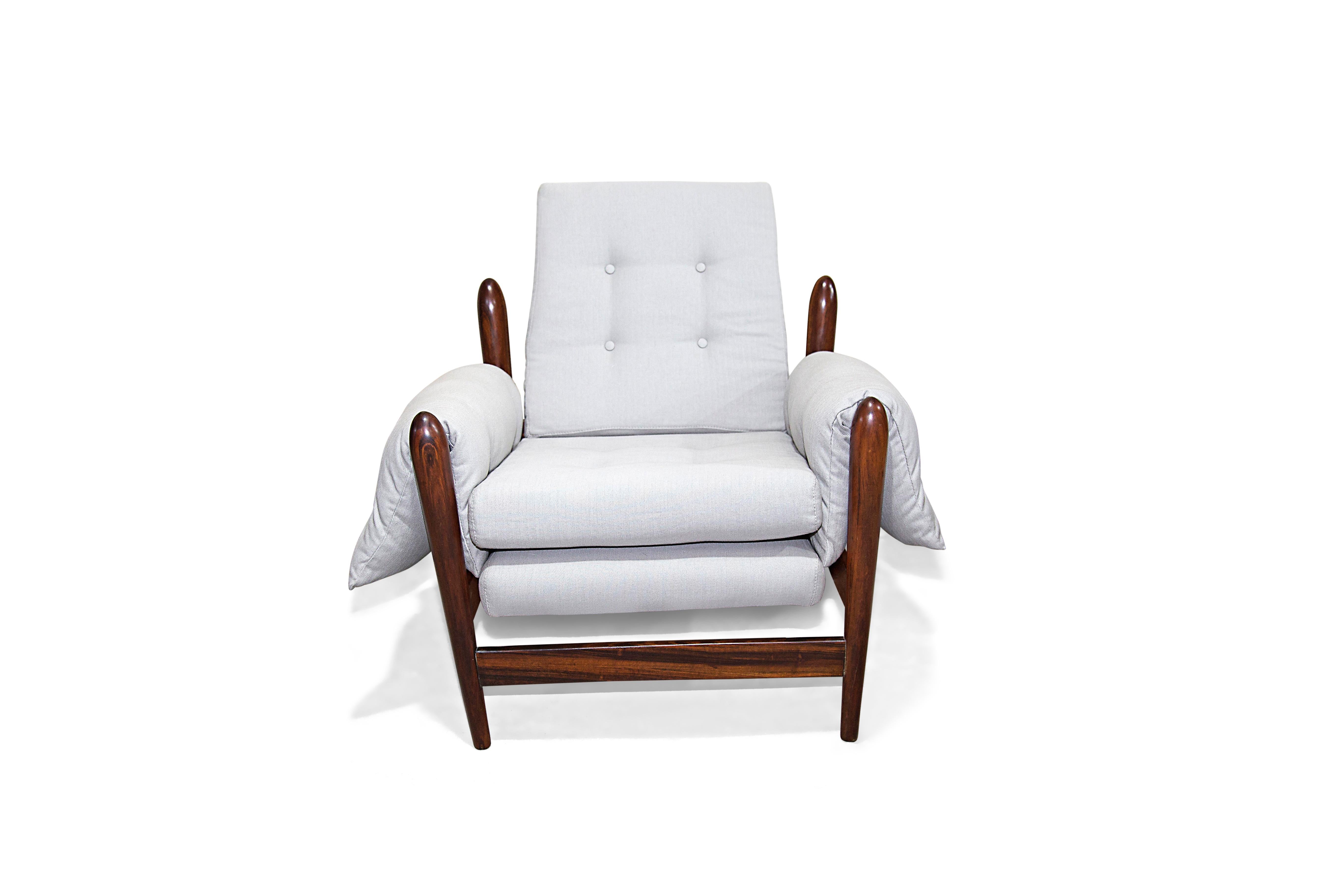 Disponible dès maintenant, ce magnifique fauteuil moderne du milieu du siècle est doté d'une solide base en bois de rose brésilien, connu sous le nom de Jacaranda, et d'un revêtement en doux velours gris. Le bois est de la plus haute qualité et