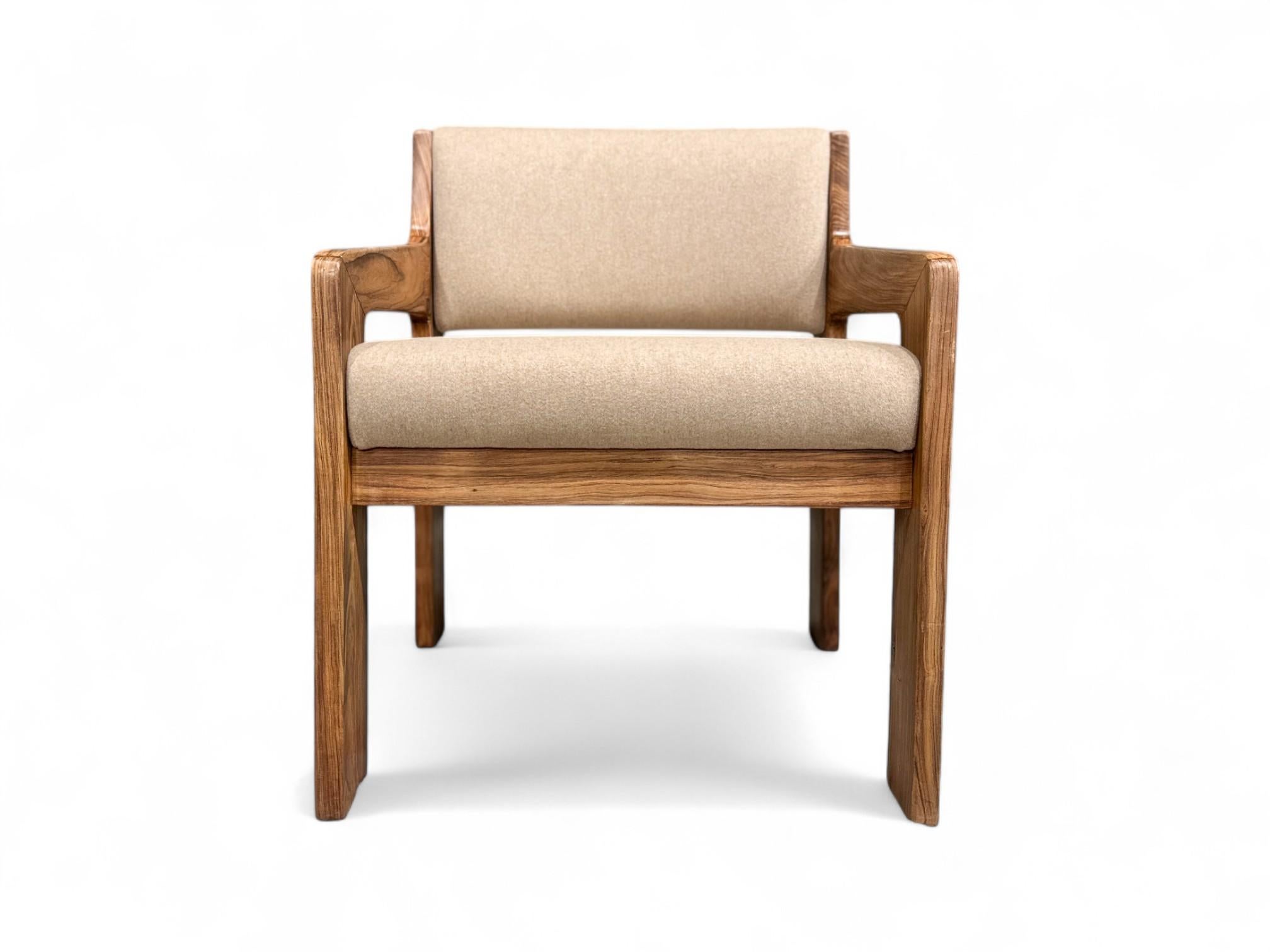 Der minimalistische, bequeme und elegante, robuste Sessel wurde 1970 von Jorge Zalszupin für das National Hotel von Rio de Janeiro entworfen. Das Gestell besteht aus Caviuna-Holz und die Polsterung ist in Taupe gehalten. Die geschwungenen Arme und