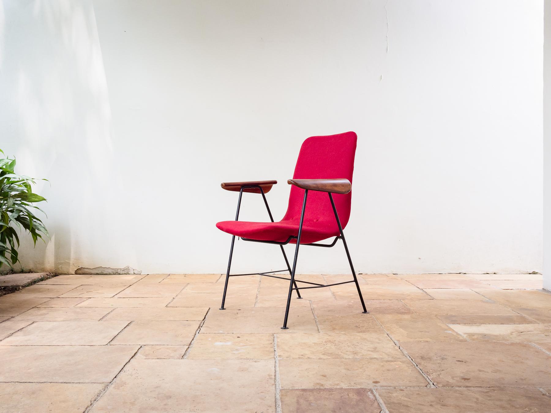 Brasilianischer Sessel der Jahrhundertmitte aus Eisen und Caviúna-Hartholz, entworfen von Carlo Hauner für Móveis Artesanal, um 1952.
Dieser leichte Sessel hat schöne skulpturale Armlehnen in einer sehr aerodynamischen Form, geschnitzt aus massivem