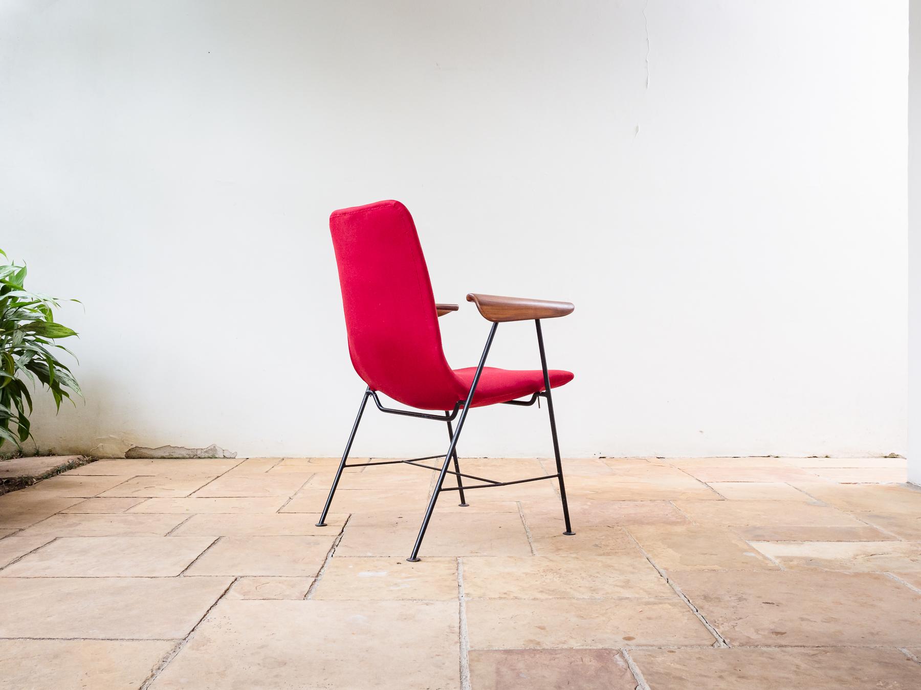 Brasilianischer moderner Sessel aus Eisen und Hartholz, entworfen von Carlo Hauner im Zustand „Gut“ im Angebot in Sao Paulo, SP