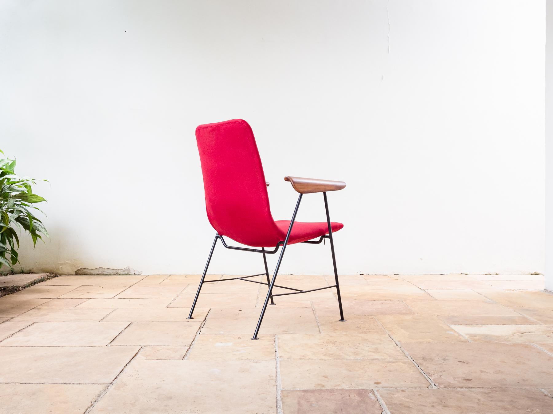 Brasilianischer moderner Sessel aus Eisen und Hartholz, entworfen von Carlo Hauner (20. Jahrhundert) im Angebot