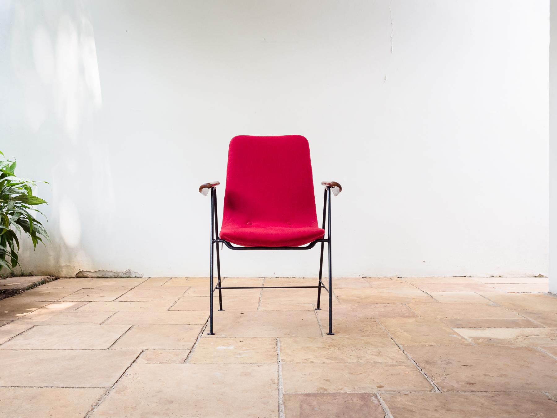 Brasilianischer moderner Sessel aus Eisen und Hartholz, entworfen von Carlo Hauner (Schmiedeeisen) im Angebot