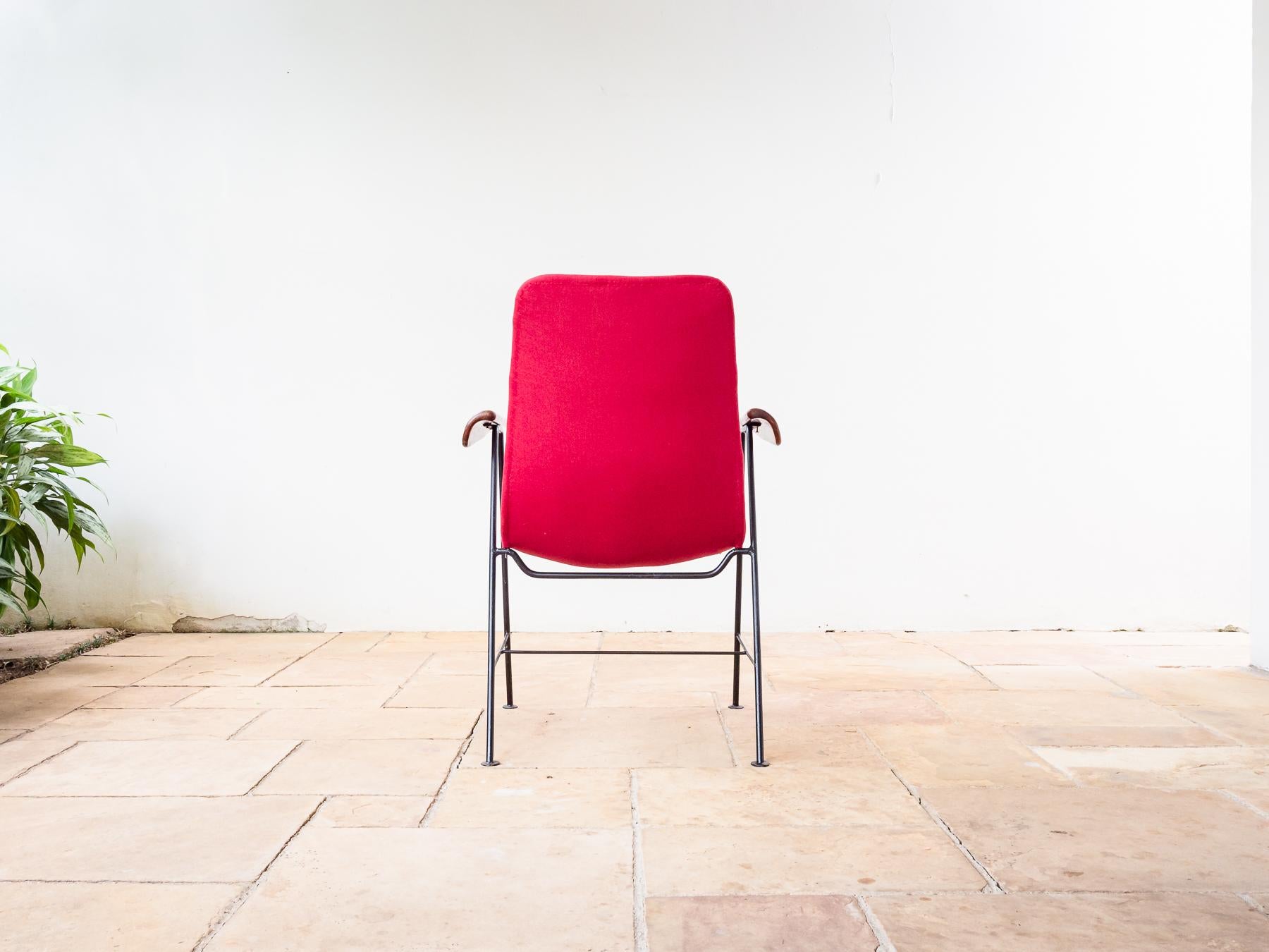 Brasilianischer moderner Sessel aus Eisen und Hartholz, entworfen von Carlo Hauner im Angebot 1