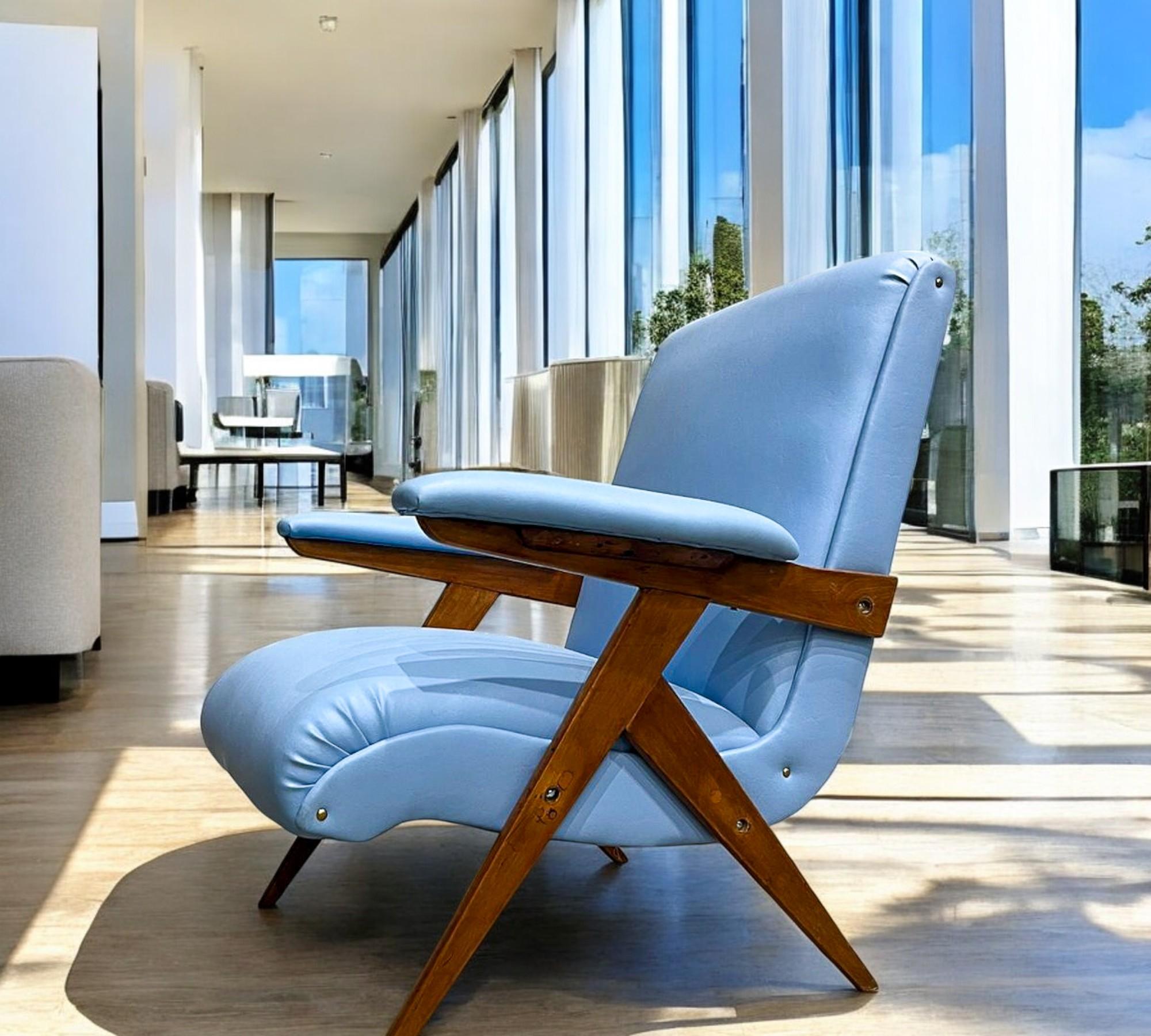 Sillón moderno brasileño en madera y polipiel, José Zanine Caldas, años 50 en venta 6